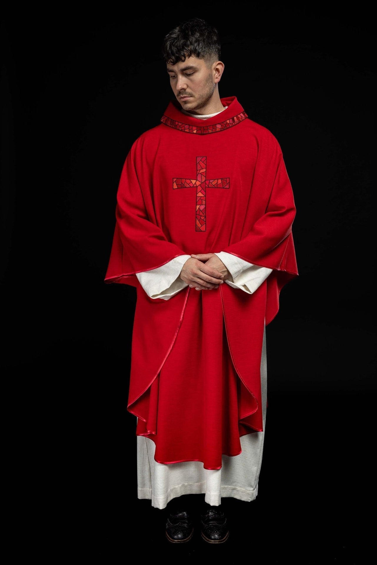 Ornat Liturgiczny Czerwony z Haftowanym Krzyżem Mozaikowym - SZATYLITURGICZNE.PL