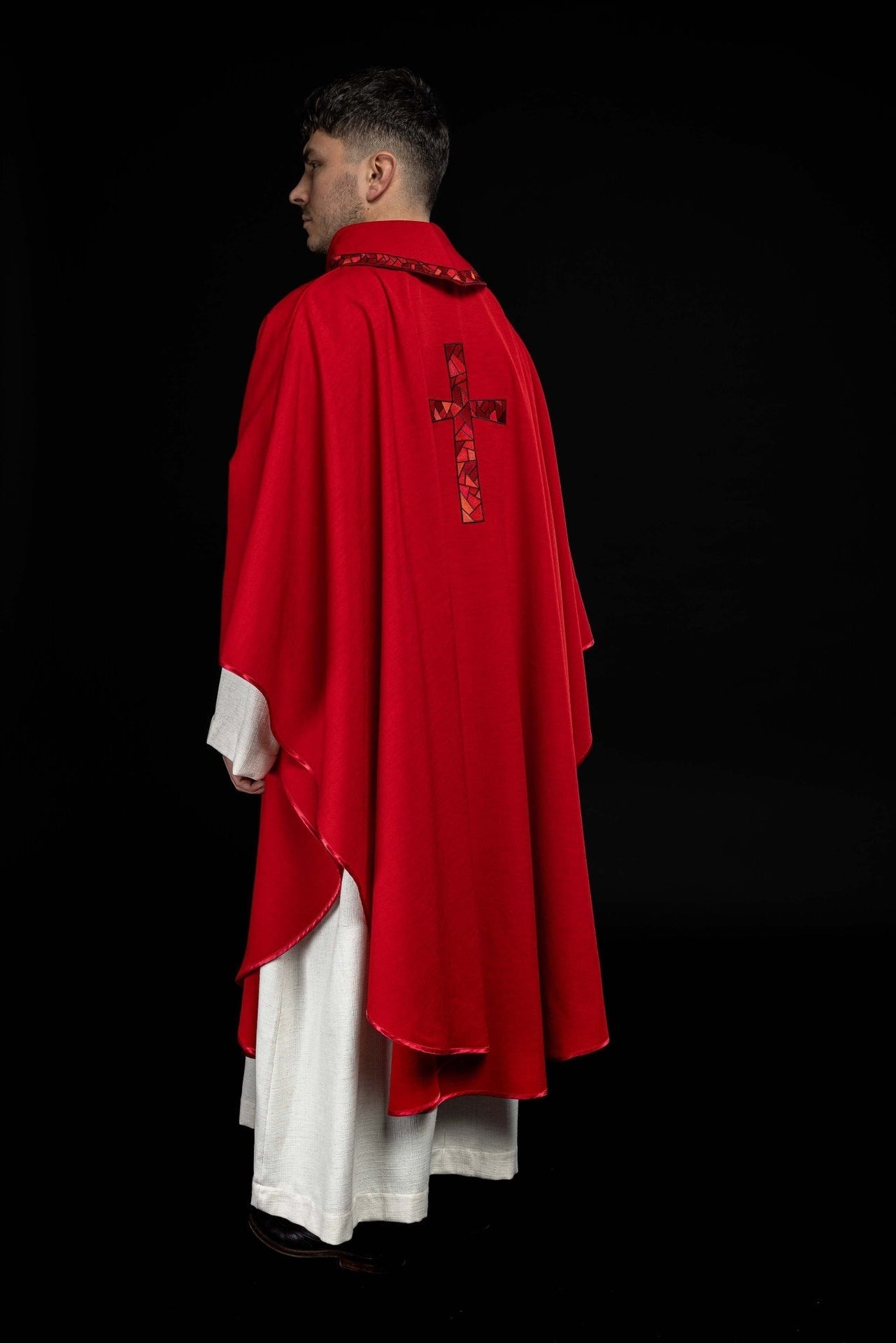 Ornat Liturgiczny Czerwony z Haftowanym Krzyżem Mozaikowym - SZATYLITURGICZNE.PL