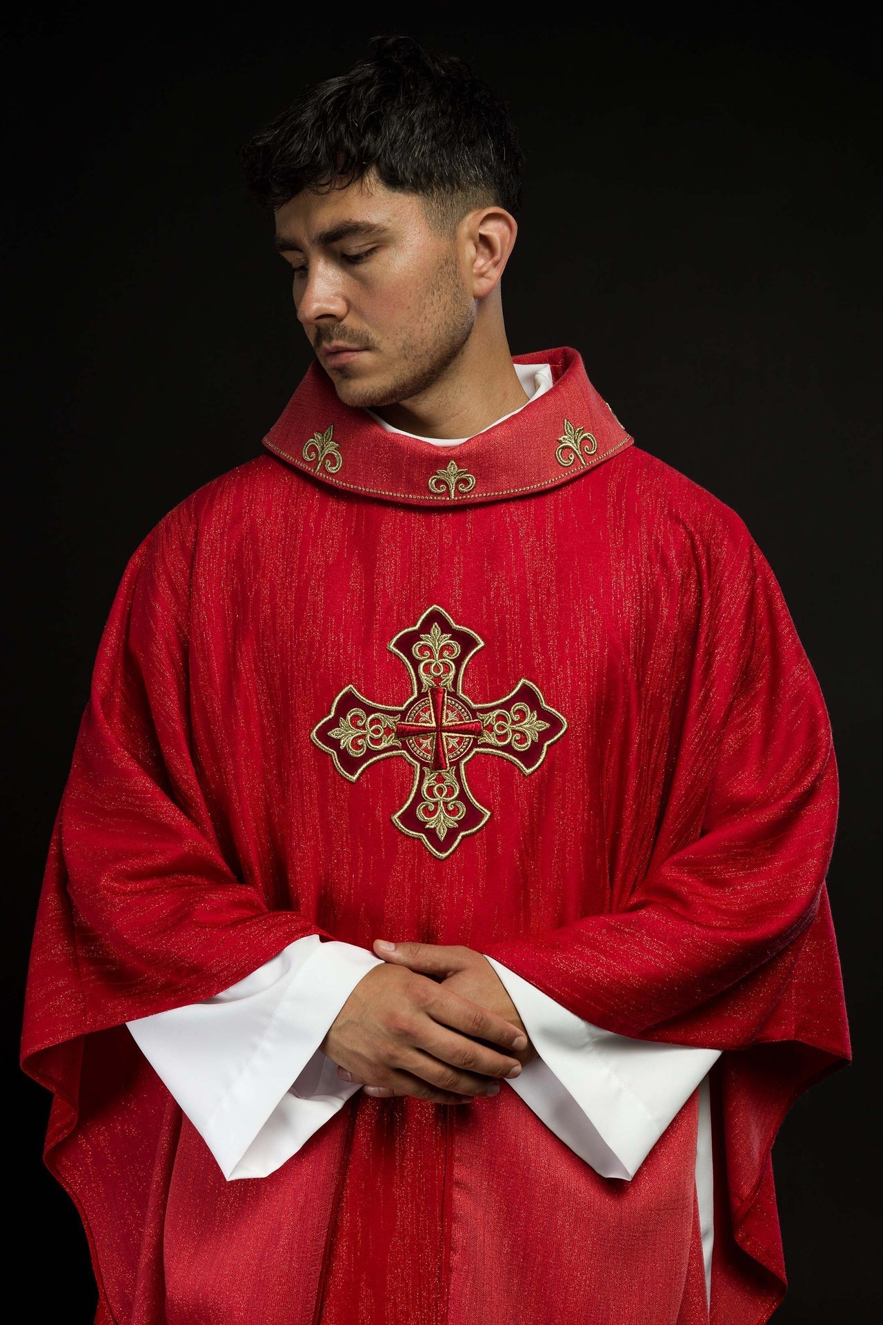 Ornat Liturgiczny Czerwony z Haftowanym Krzyżem - Polska Produkcja - SZATYLITURGICZNE.PL