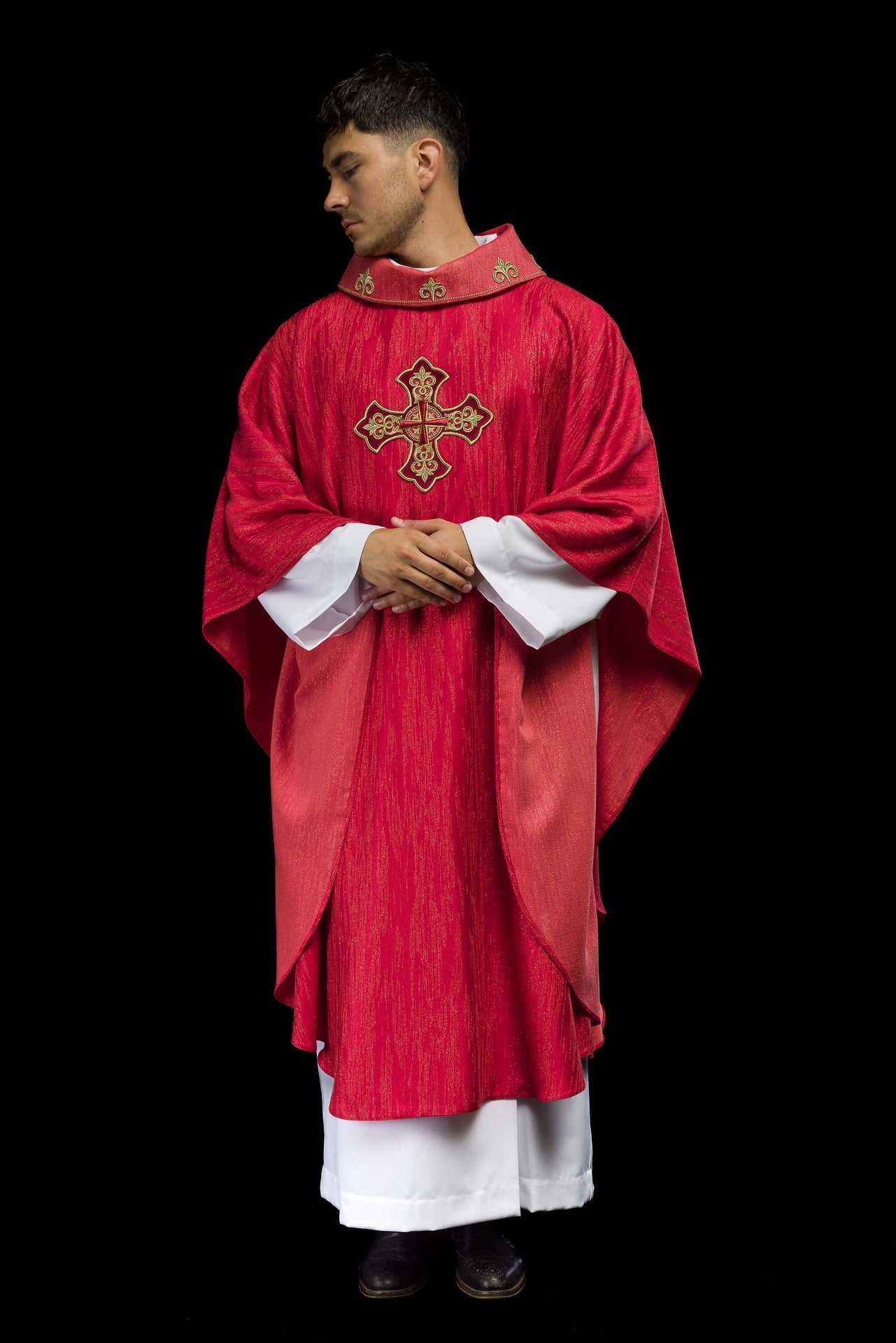 Ornat Liturgiczny Czerwony z Haftowanym Krzyżem - Polska Produkcja - SZATYLITURGICZNE.PL
