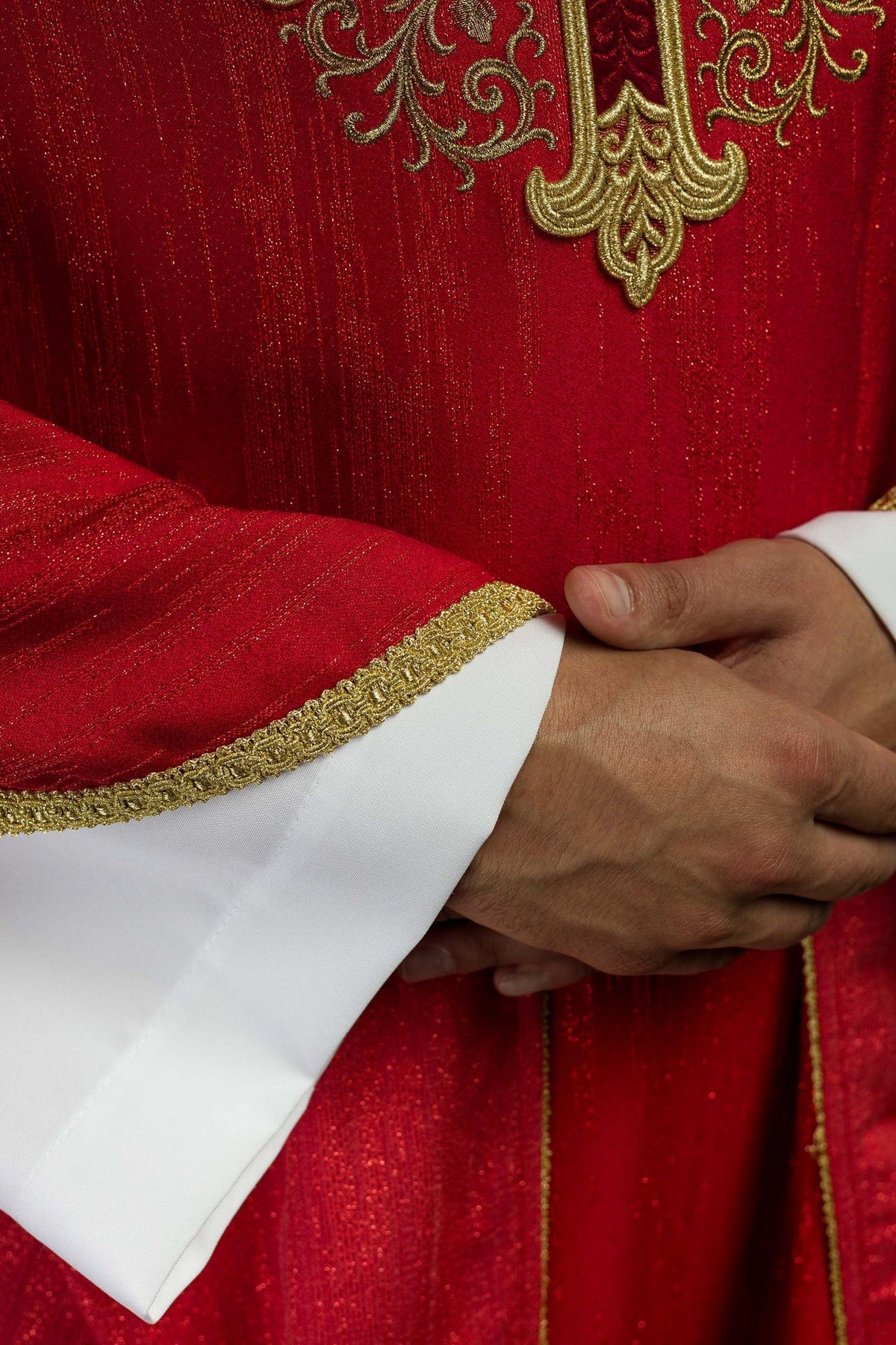 Ornat Liturgiczny Czerwony z Haftowanym Krzyżem - Polska Produkcja - SZATYLITURGICZNE.PL
