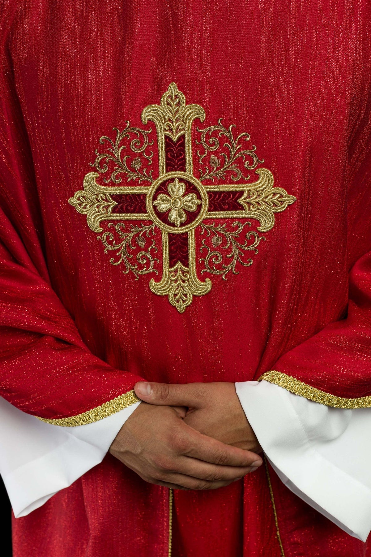 Ornat Liturgiczny Czerwony z Haftowanym Krzyżem - Polska Produkcja - SZATYLITURGICZNE.PL
