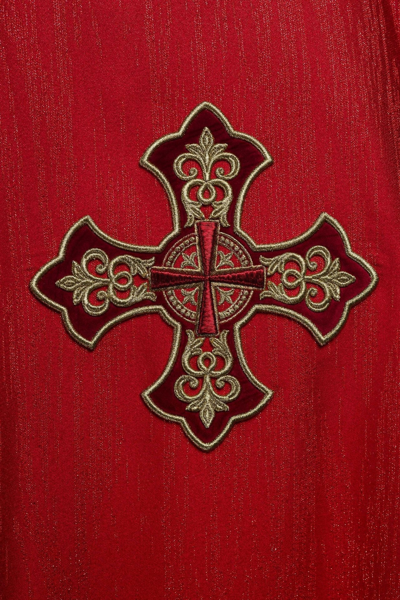 Ornat Liturgiczny Czerwony z Haftowanym Krzyżem - Polska Produkcja - SZATYLITURGICZNE.PL