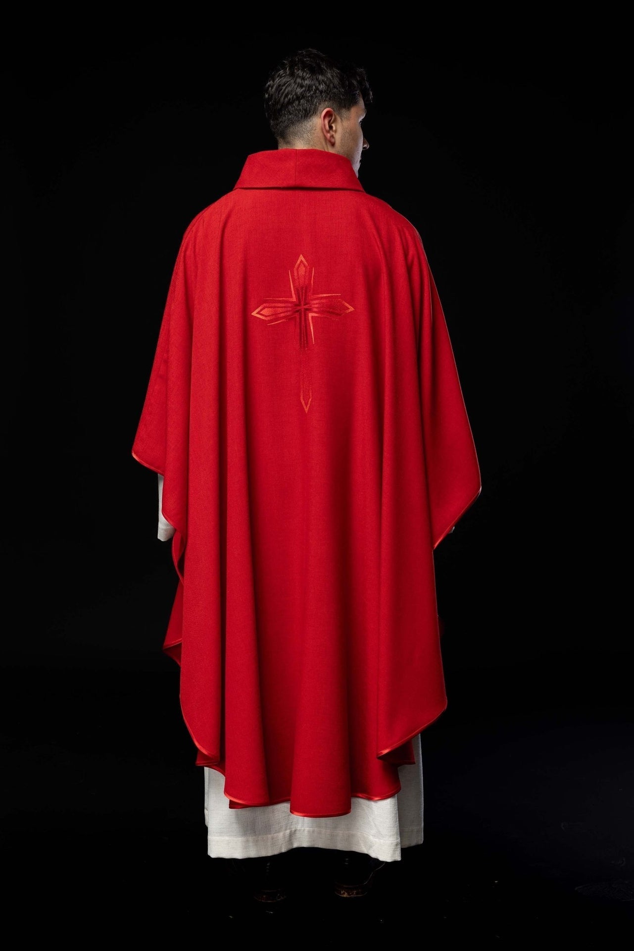 Ornat Liturgiczny Czerwony z Haftowanym Krzyżem - Polski Producent - SZATYLITURGICZNE.PL