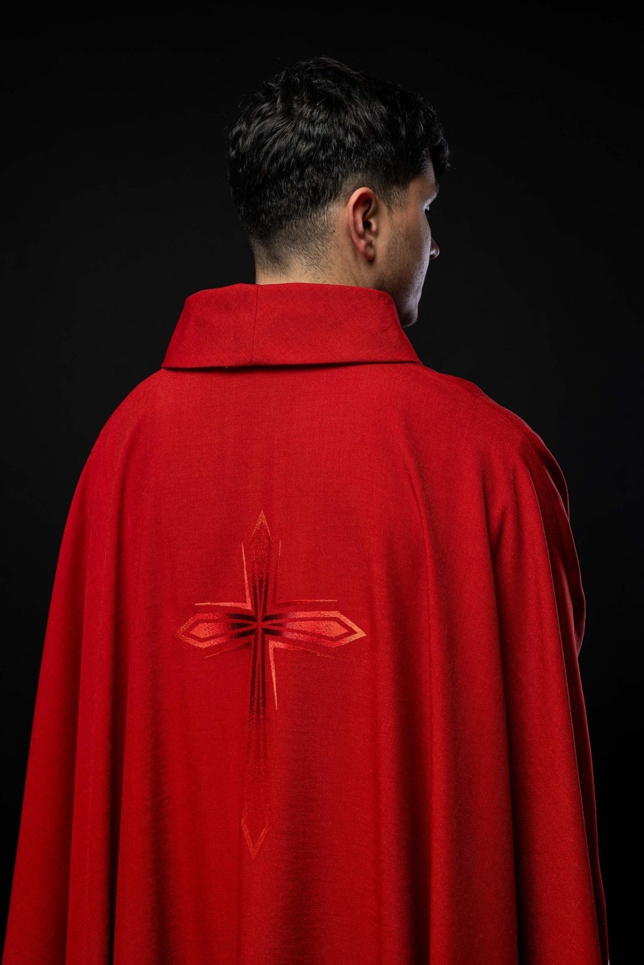 Ornat Liturgiczny Czerwony z Haftowanym Krzyżem - Polski Producent - SZATYLITURGICZNE.PL