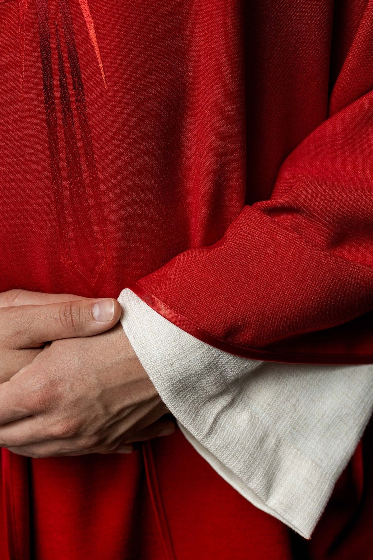 Ornat Liturgiczny Czerwony z Haftowanym Krzyżem - Polski Producent - SZATYLITURGICZNE.PL