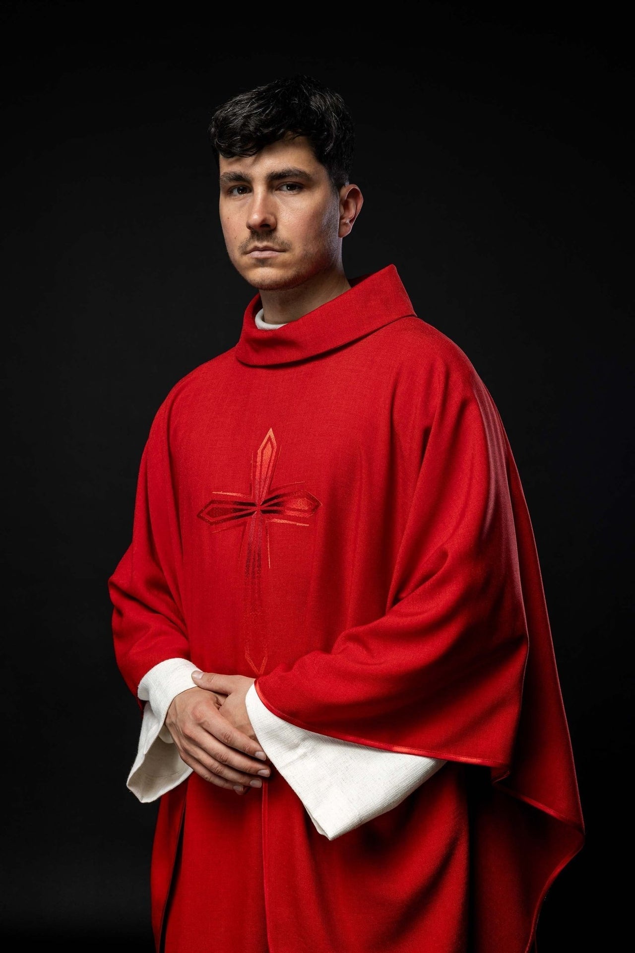 Ornat Liturgiczny Czerwony z Haftowanym Krzyżem - Polski Producent - SZATYLITURGICZNE.PL