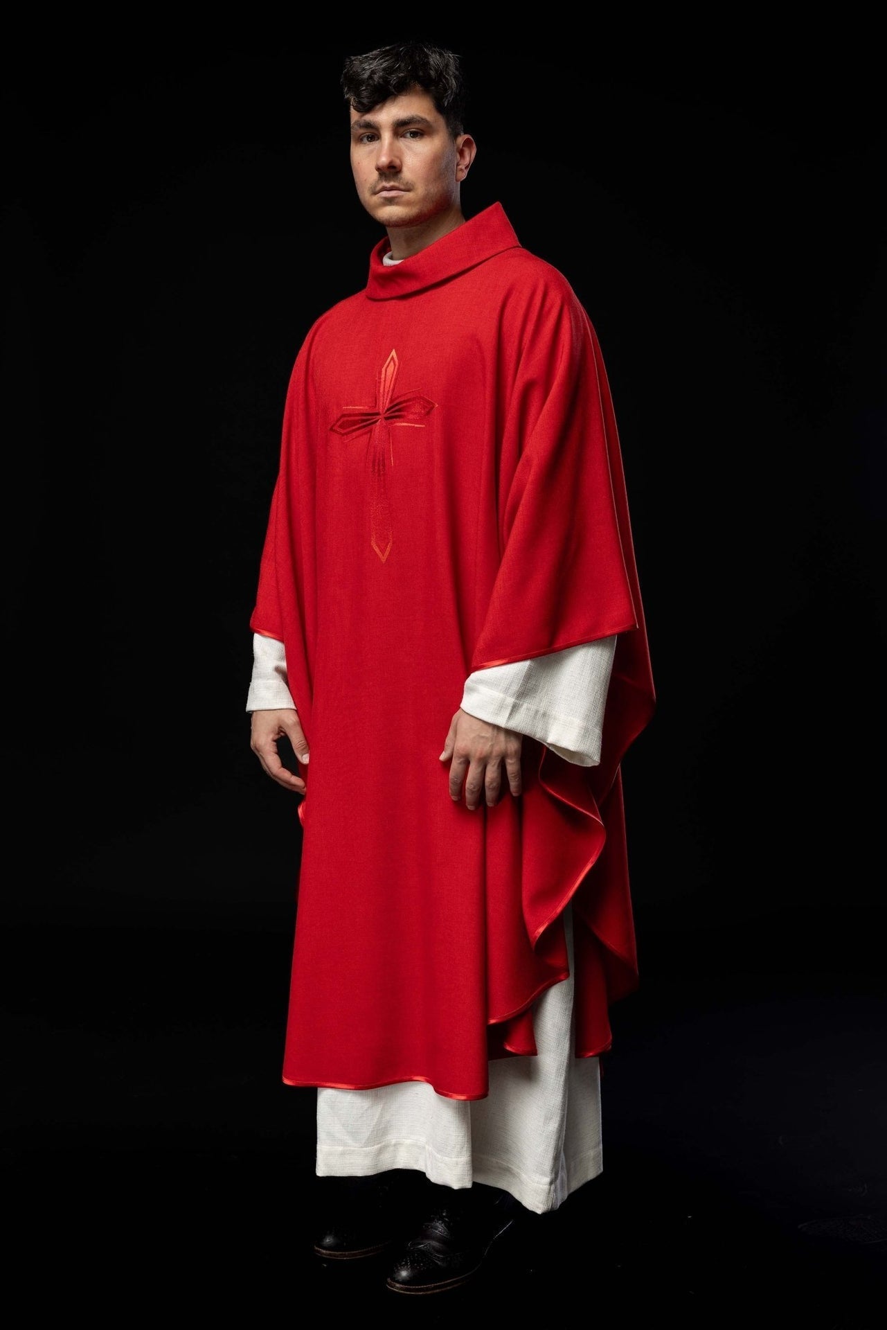 Ornat Liturgiczny Czerwony z Haftowanym Krzyżem - Polski Producent - SZATYLITURGICZNE.PL