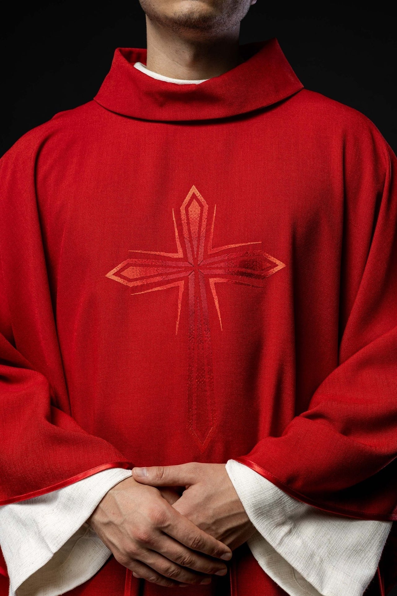 Ornat Liturgiczny Czerwony z Haftowanym Krzyżem - Polski Producent - SZATYLITURGICZNE.PL