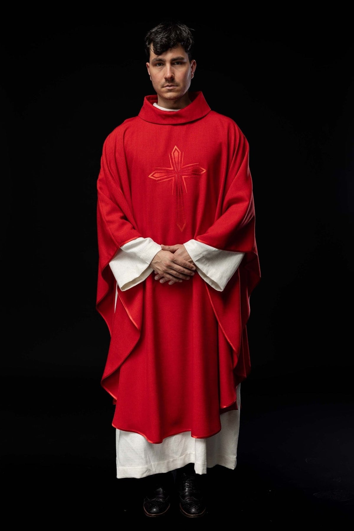 Ornat Liturgiczny Czerwony z Haftowanym Krzyżem - Polski Producent - SZATYLITURGICZNE.PL