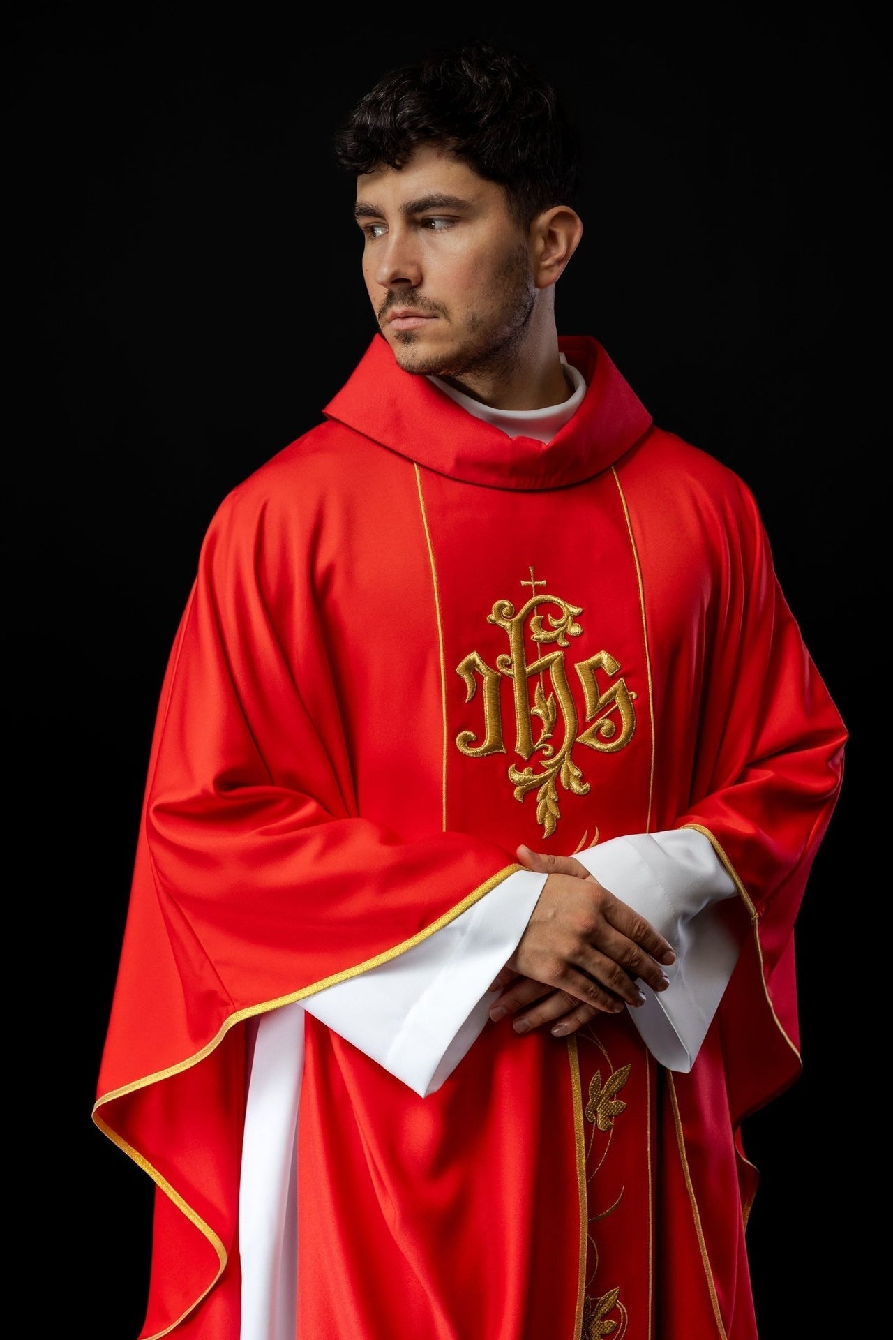 Ornat Liturgiczny Czerwony z Haftowanym Pasem Florystycznym IHS - SZATYLITURGICZNE.PL