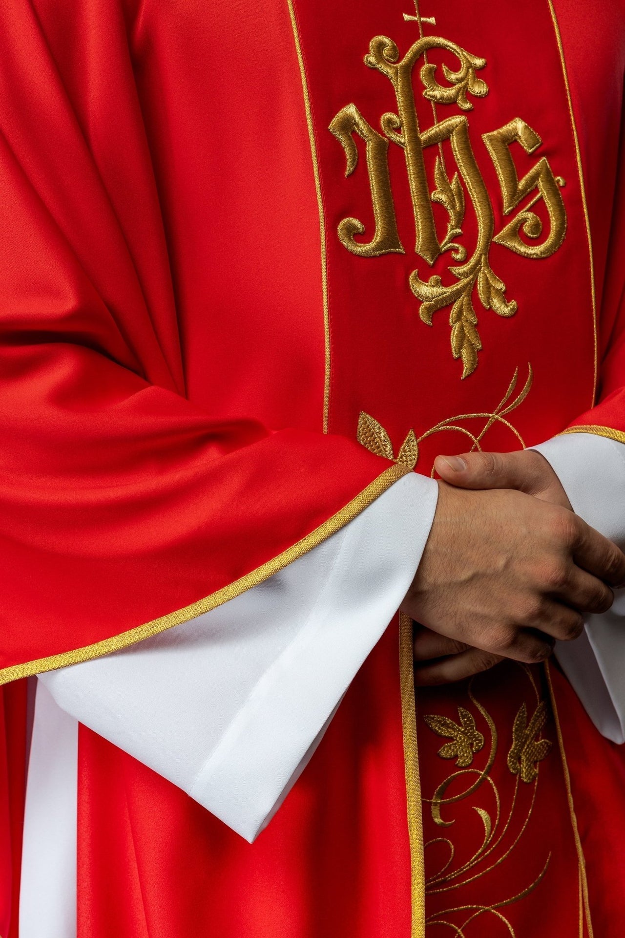 Ornat Liturgiczny Czerwony z Haftowanym Pasem Florystycznym IHS - SZATYLITURGICZNE.PL