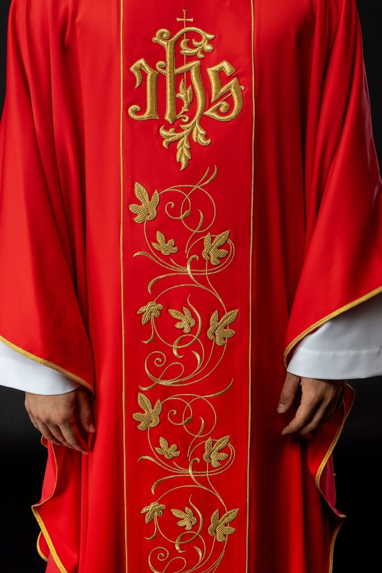 Ornat Liturgiczny Czerwony z Haftowanym Pasem Florystycznym IHS - SZATYLITURGICZNE.PL