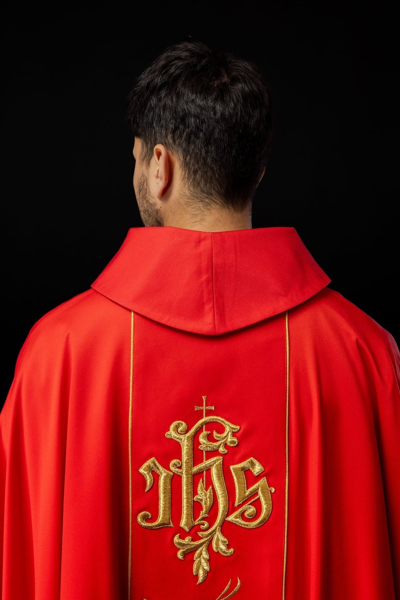 Ornat Liturgiczny Czerwony z Haftowanym Pasem Florystycznym IHS - SZATYLITURGICZNE.PL