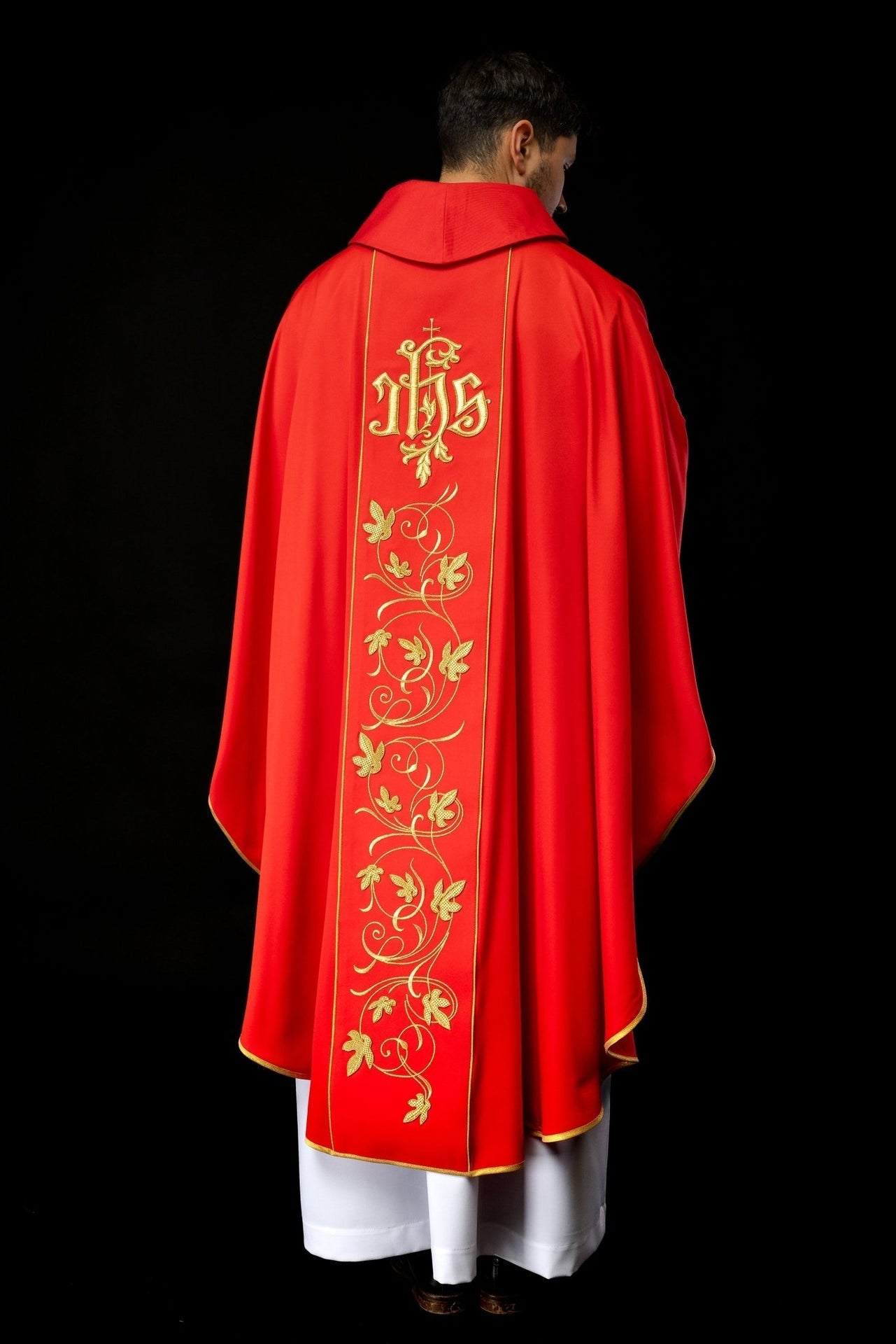 Ornat Liturgiczny Czerwony z Haftowanym Pasem Florystycznym IHS - SZATYLITURGICZNE.PL