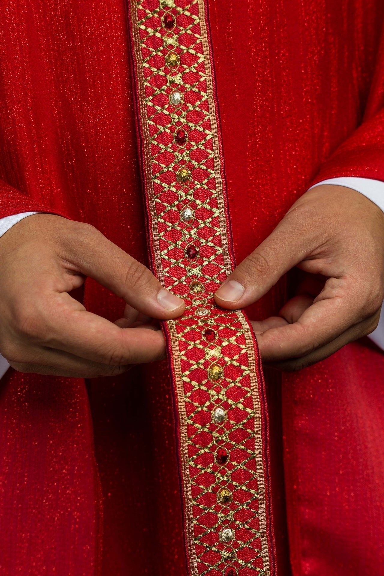 Ornat Liturgiczny Czerwony z Haftowanym Pasem i Kołnierzem - Elanowełna - SZATYLITURGICZNE.PL