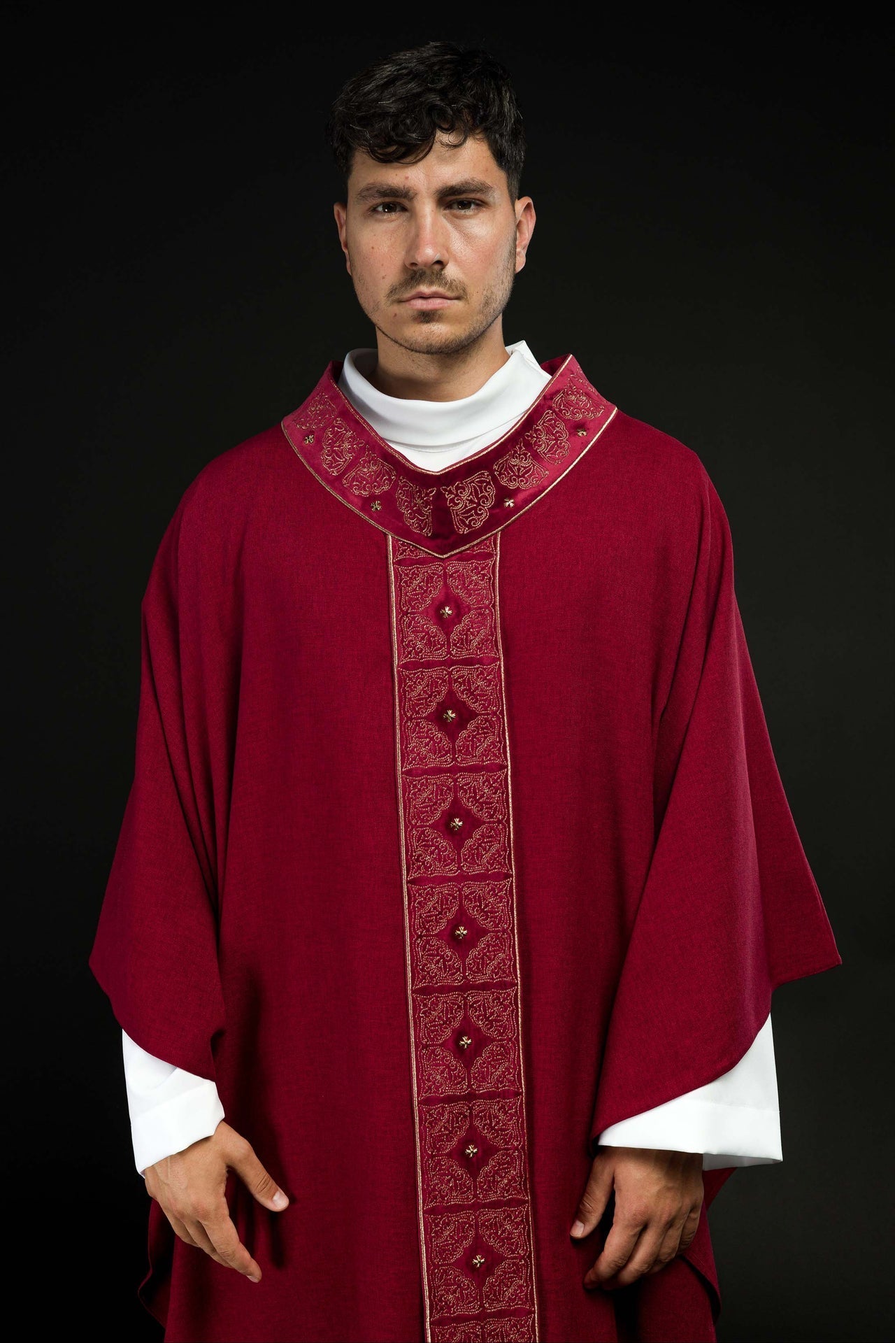 Ornat Liturgiczny Czerwony z Haftowanym Pasem i Stułą - SZATYLITURGICZNE.PL