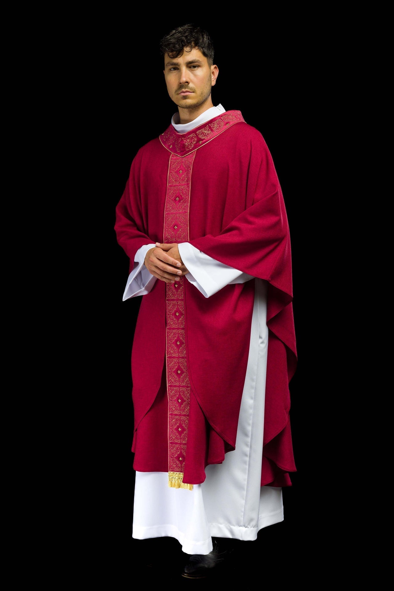 Ornat Liturgiczny Czerwony z Haftowanym Pasem i Stułą - SZATYLITURGICZNE.PL