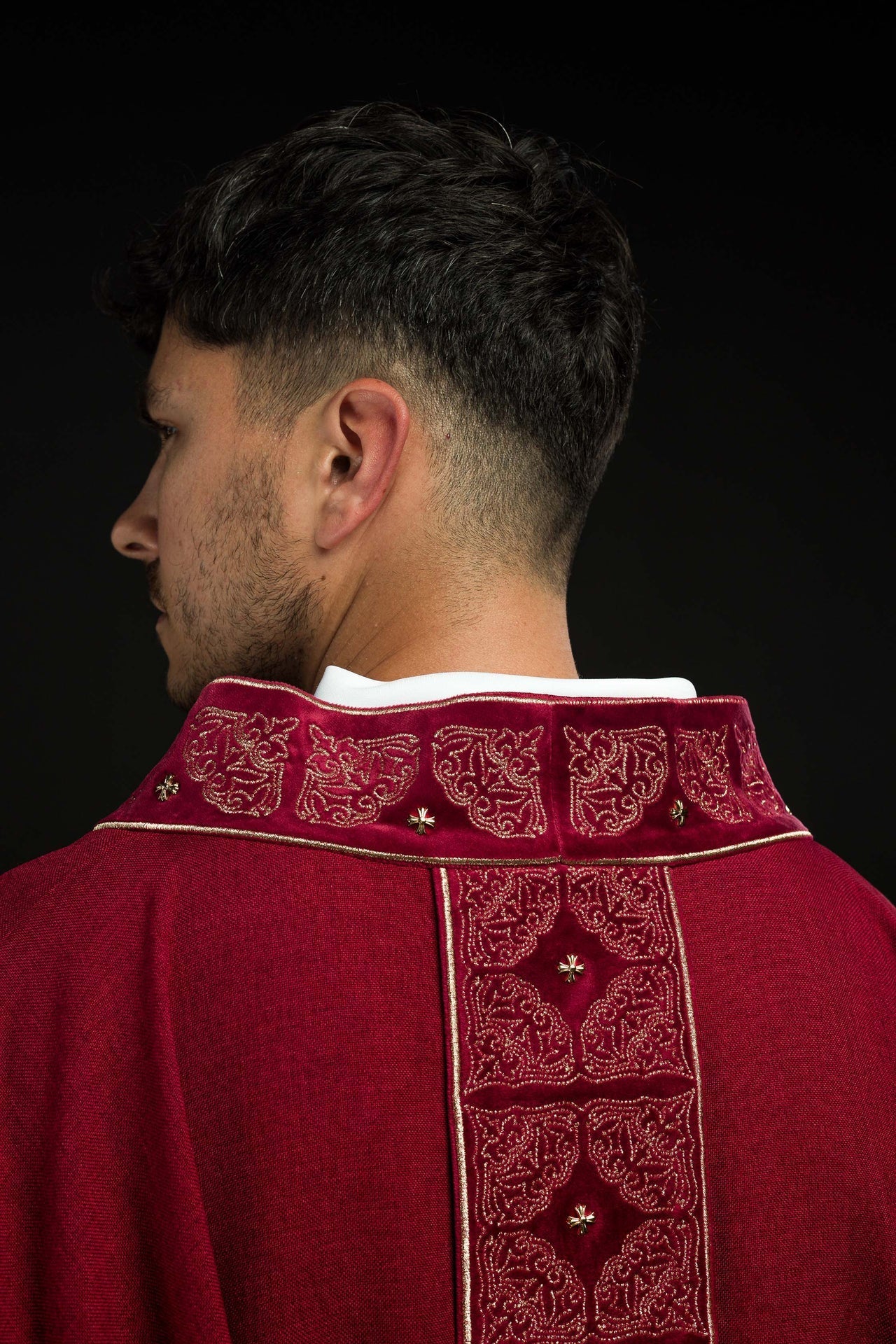 Ornat Liturgiczny Czerwony z Haftowanym Pasem i Stułą - SZATYLITURGICZNE.PL