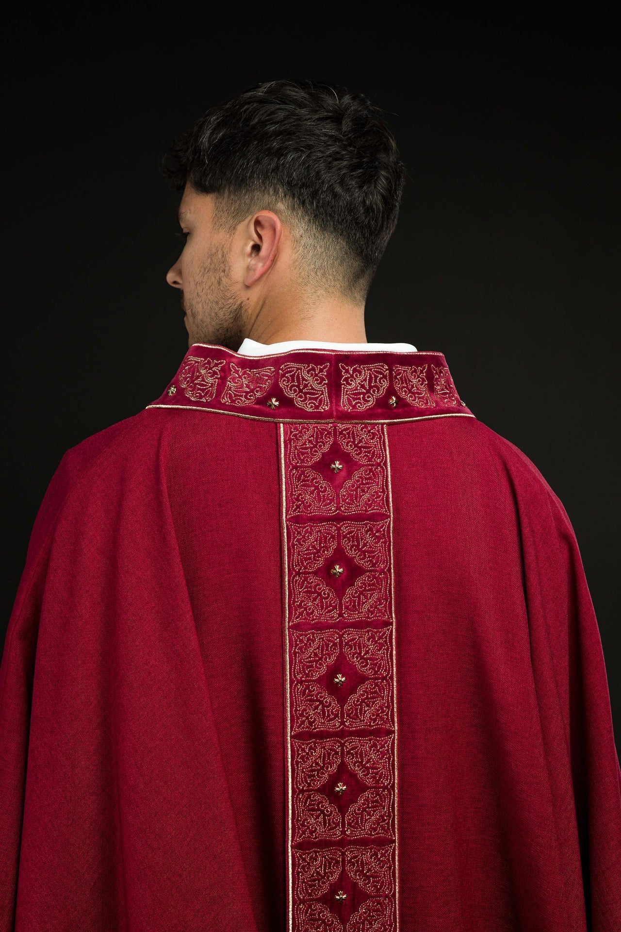 Ornat Liturgiczny Czerwony z Haftowanym Pasem i Stułą - SZATYLITURGICZNE.PL