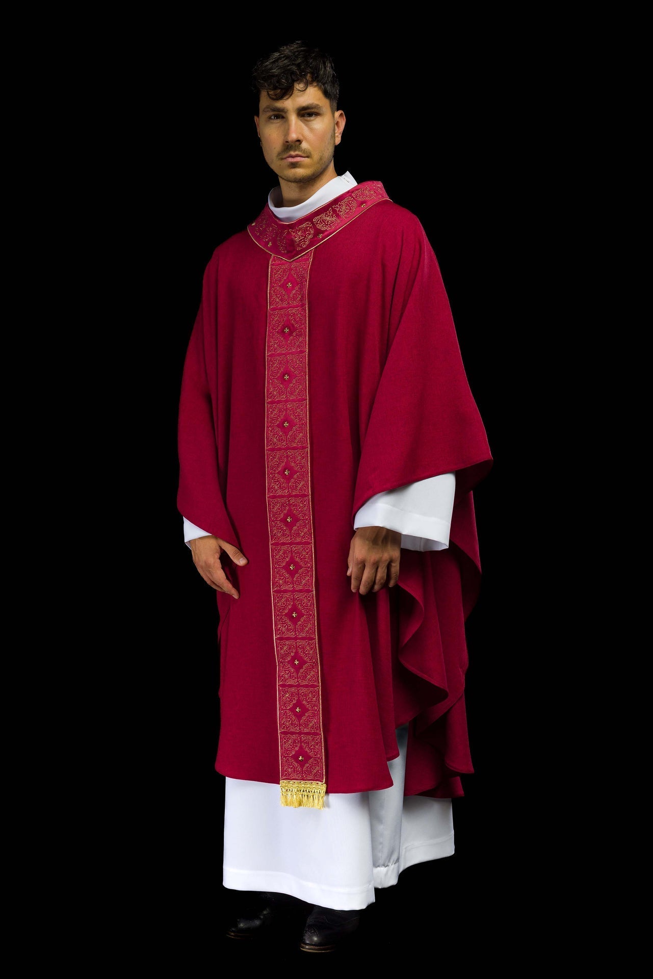 Ornat Liturgiczny Czerwony z Haftowanym Pasem i Stułą - SZATYLITURGICZNE.PL