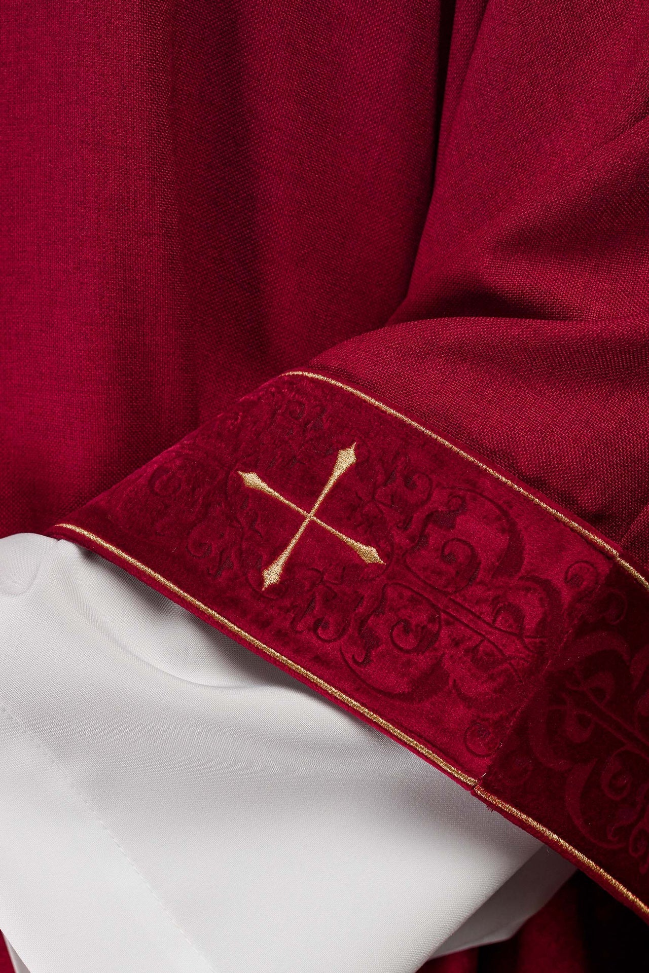 Ornat Liturgiczny Czerwony z Haftowanym Pasem Krzyże - Elanowełna - SZATYLITURGICZNE.PL