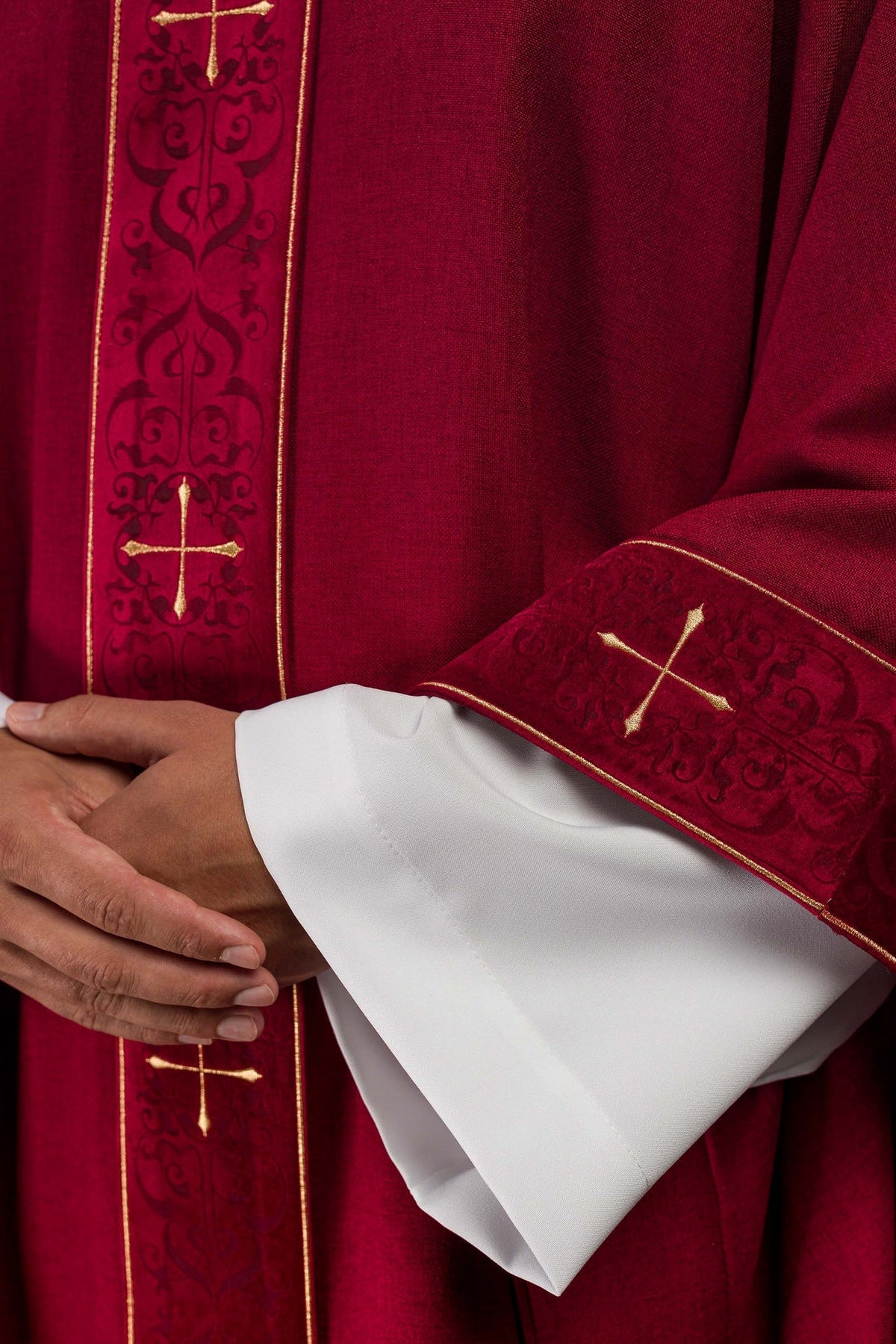Ornat Liturgiczny Czerwony z Haftowanym Pasem Krzyże - Elanowełna - SZATYLITURGICZNE.PL