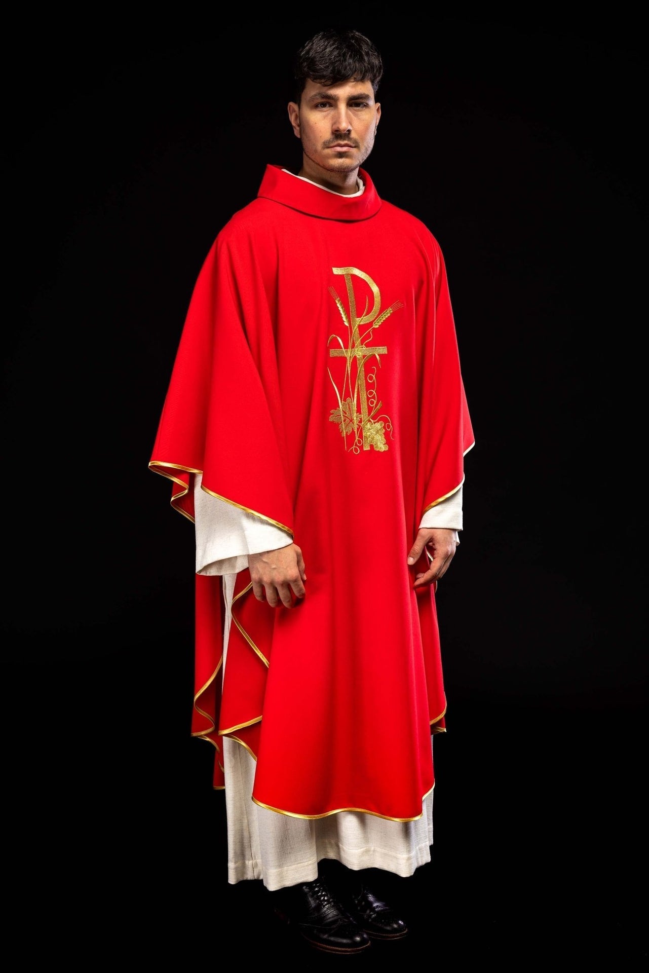 Ornat Liturgiczny Czerwony z Haftowanym Złotym Krzyżem i PAX - SZATYLITURGICZNE.PL