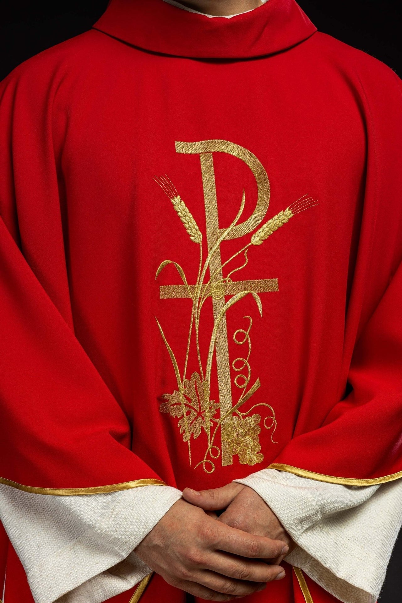 Ornat Liturgiczny Czerwony z Haftowanym Złotym Krzyżem i PAX - SZATYLITURGICZNE.PL