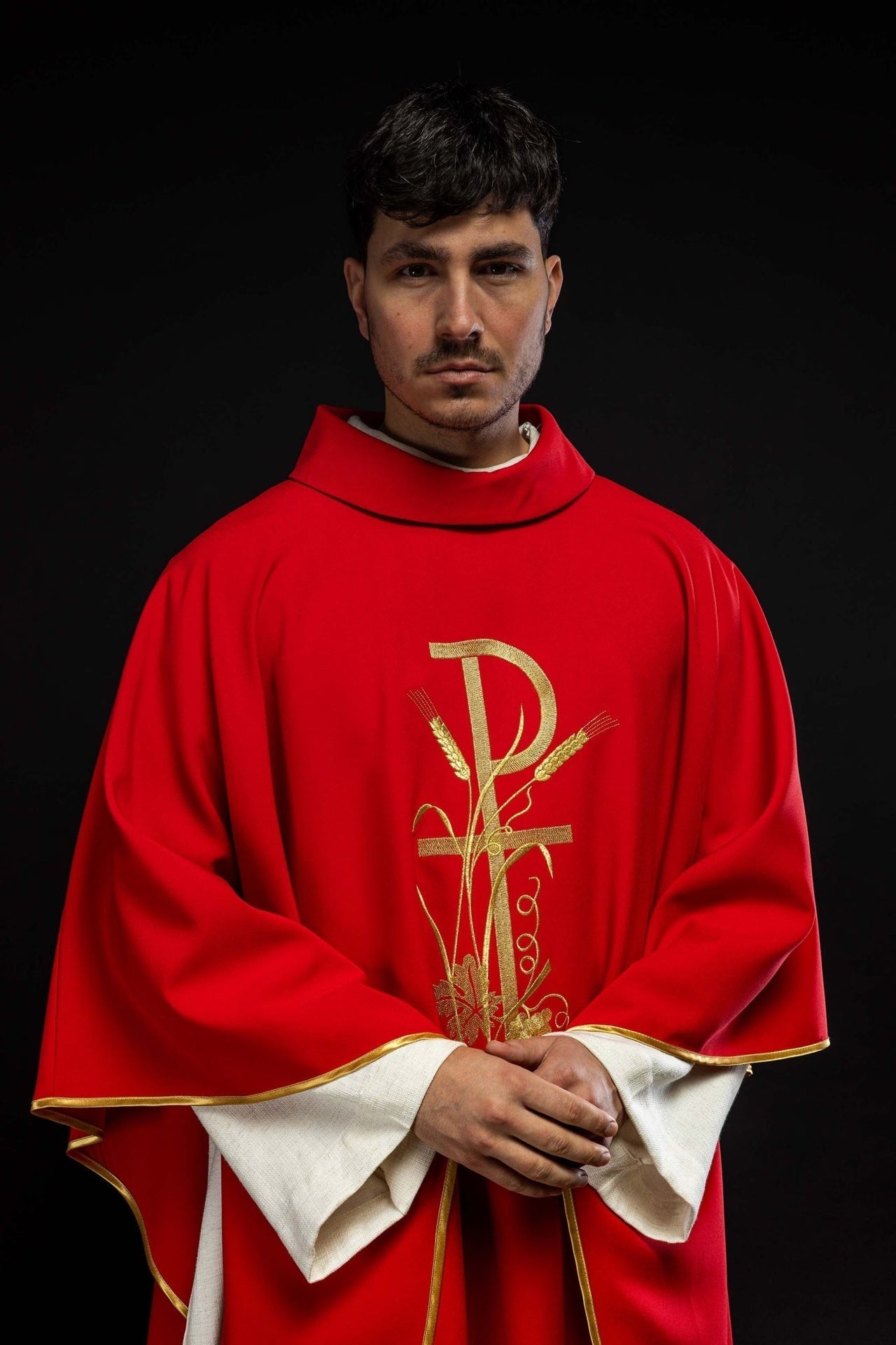 Ornat Liturgiczny Czerwony z Haftowanym Złotym Krzyżem i PAX - SZATYLITURGICZNE.PL