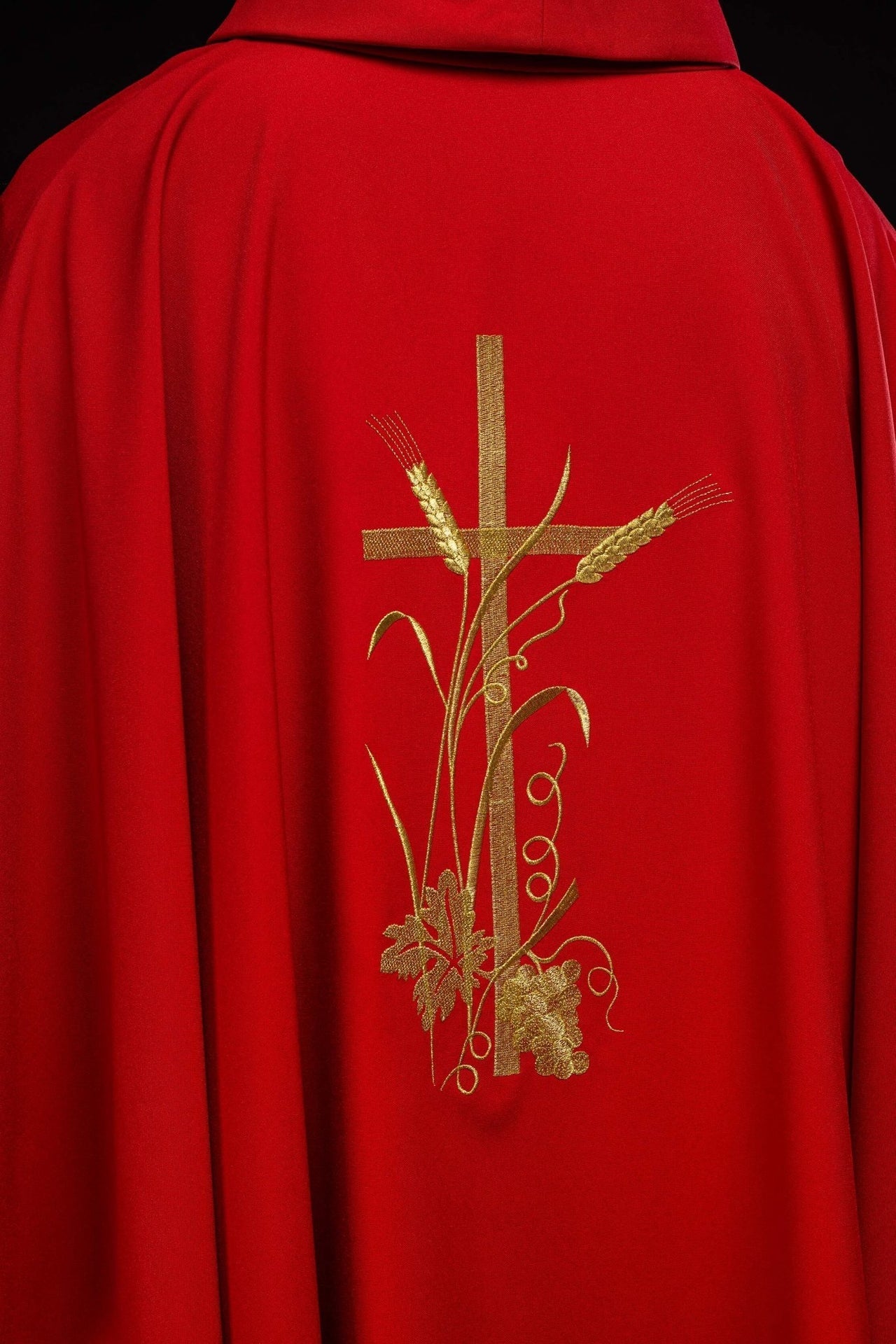 Ornat Liturgiczny Czerwony z Haftowanym Złotym Krzyżem i PAX - SZATYLITURGICZNE.PL