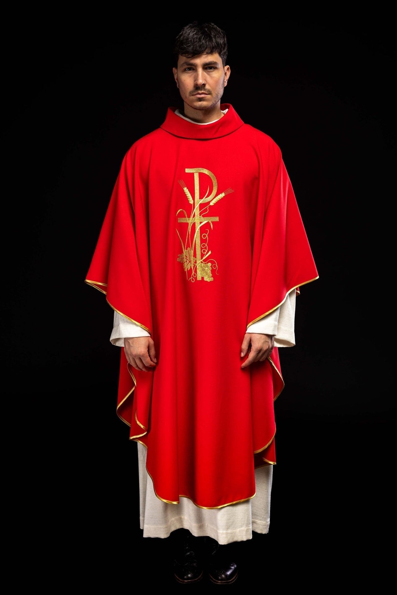 Ornat Liturgiczny Czerwony z Haftowanym Złotym Krzyżem i PAX - SZATYLITURGICZNE.PL
