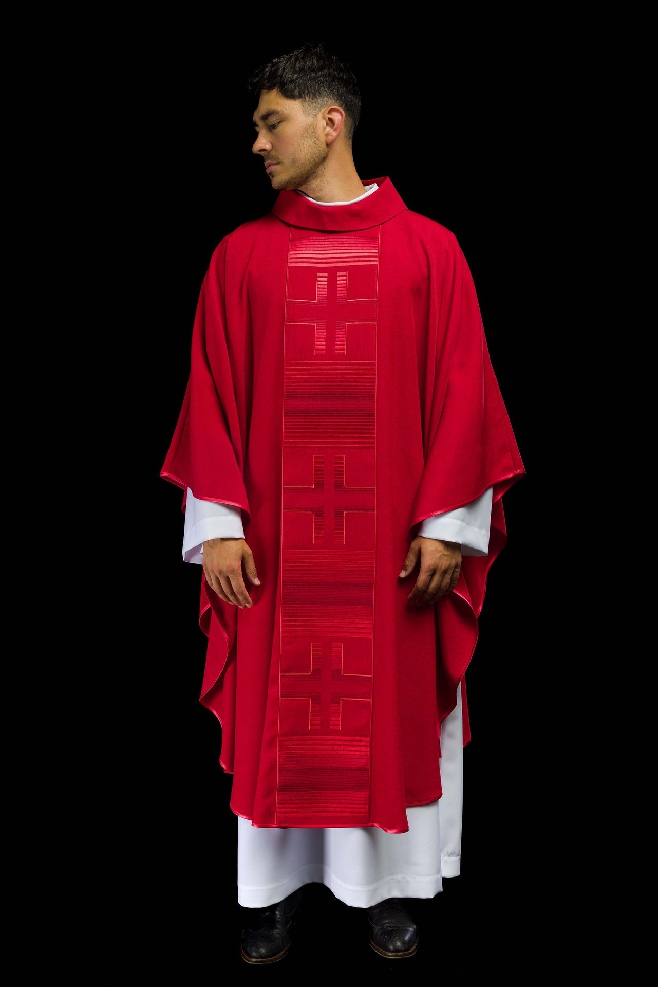 Ornat Liturgiczny Czerwony z Haftowanymi Krzyżami i Stułą - SZATYLITURGICZNE.PL