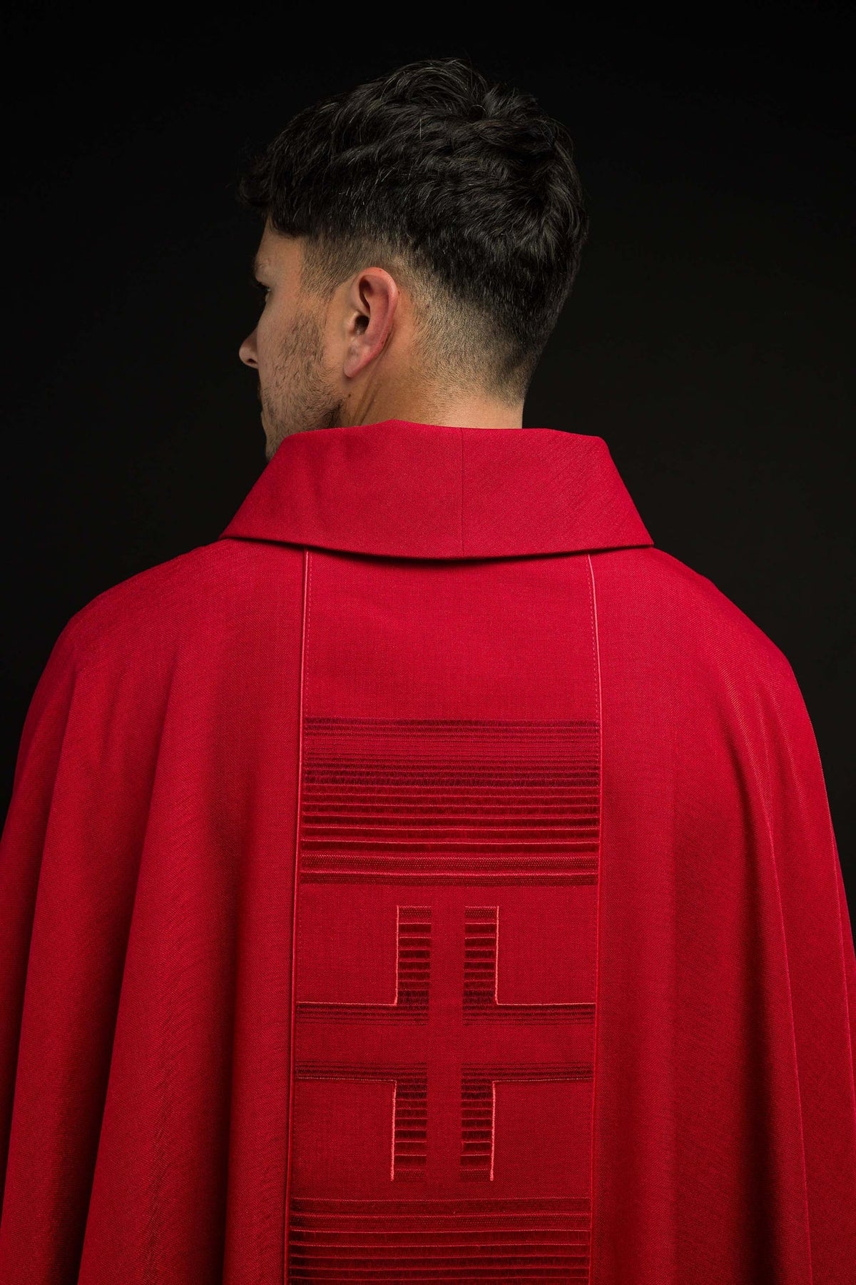 Ornat Liturgiczny Czerwony z Haftowanymi Krzyżami i Stułą - SZATYLITURGICZNE.PL