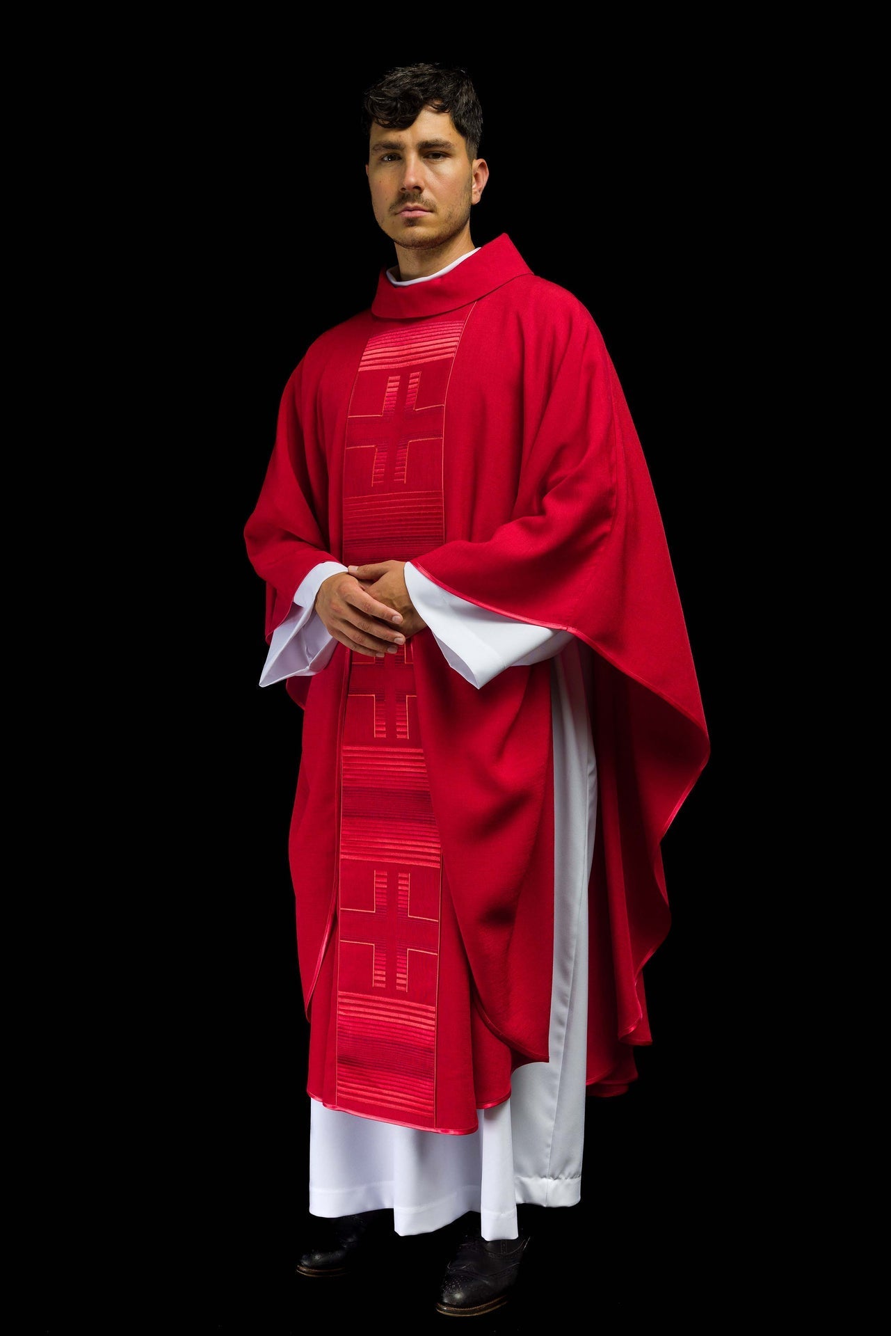 Ornat Liturgiczny Czerwony z Haftowanymi Krzyżami i Stułą - SZATYLITURGICZNE.PL