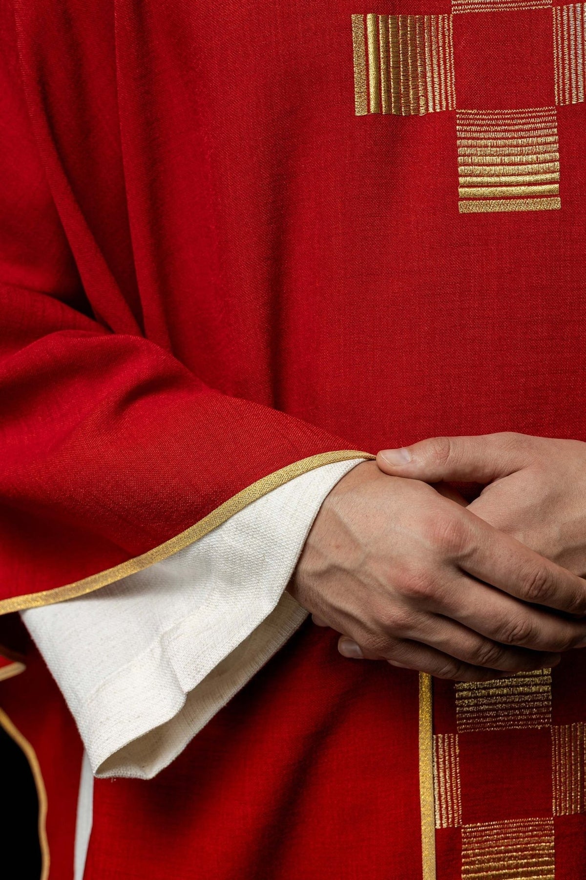 Ornat Liturgiczny Czerwony z Haftowanymi Krzyżami Złotą Nicią - SZATYLITURGICZNE.PL