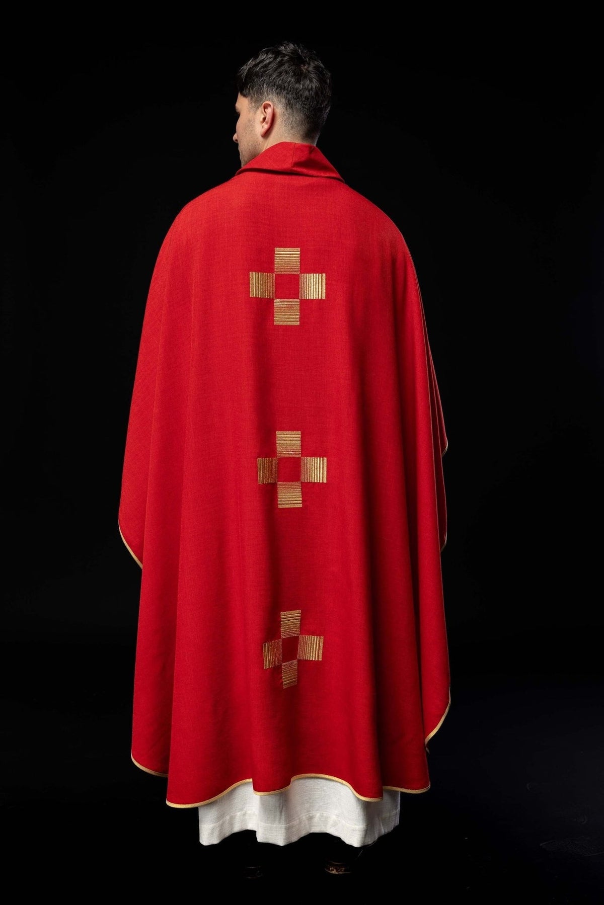 Ornat Liturgiczny Czerwony z Haftowanymi Krzyżami Złotą Nicią - SZATYLITURGICZNE.PL