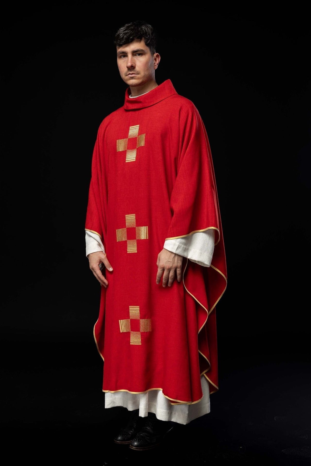 Ornat Liturgiczny Czerwony z Haftowanymi Krzyżami Złotą Nicią - SZATYLITURGICZNE.PL
