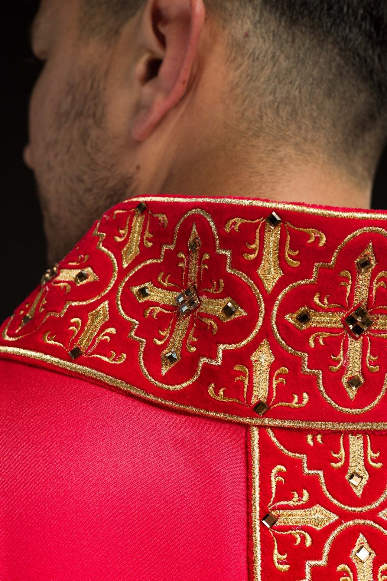 Ornat Liturgiczny Czerwony z Kamieniami i Haftem Krzyża - SZATYLITURGICZNE.PL
