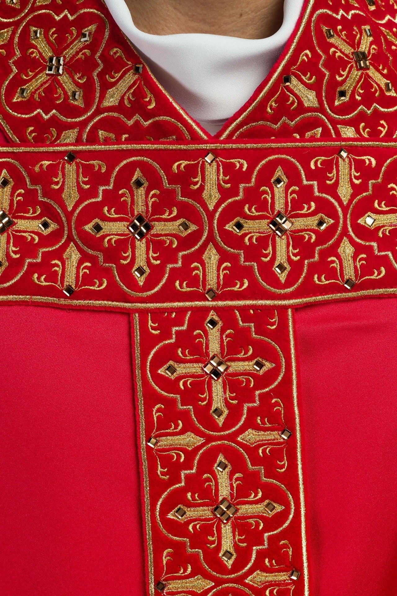 Ornat Liturgiczny Czerwony z Kamieniami i Haftem Krzyża - SZATYLITURGICZNE.PL