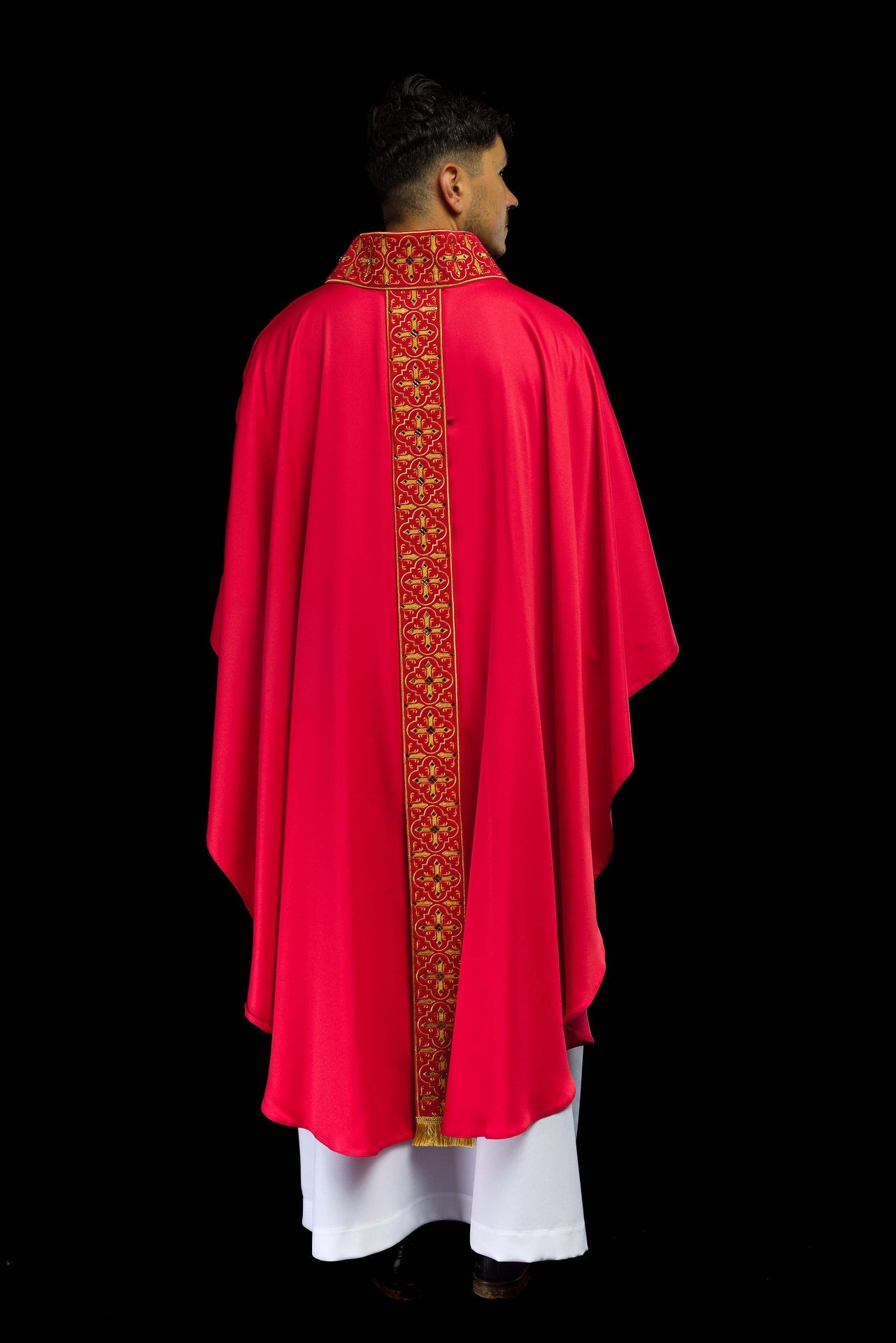 Ornat Liturgiczny Czerwony z Kamieniami i Haftem Krzyża - SZATYLITURGICZNE.PL
