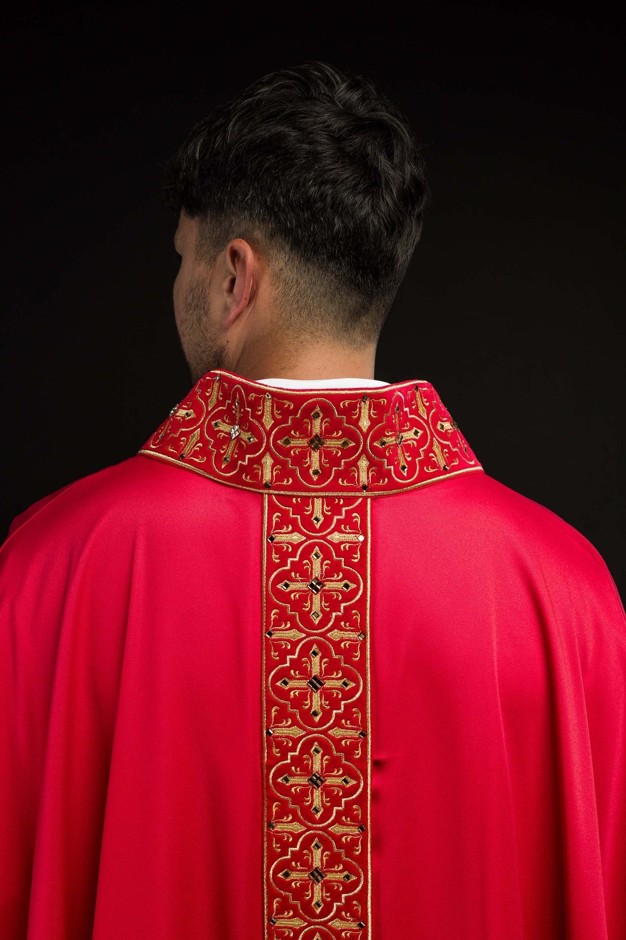 Ornat Liturgiczny Czerwony z Kamieniami i Haftem Krzyża - SZATYLITURGICZNE.PL