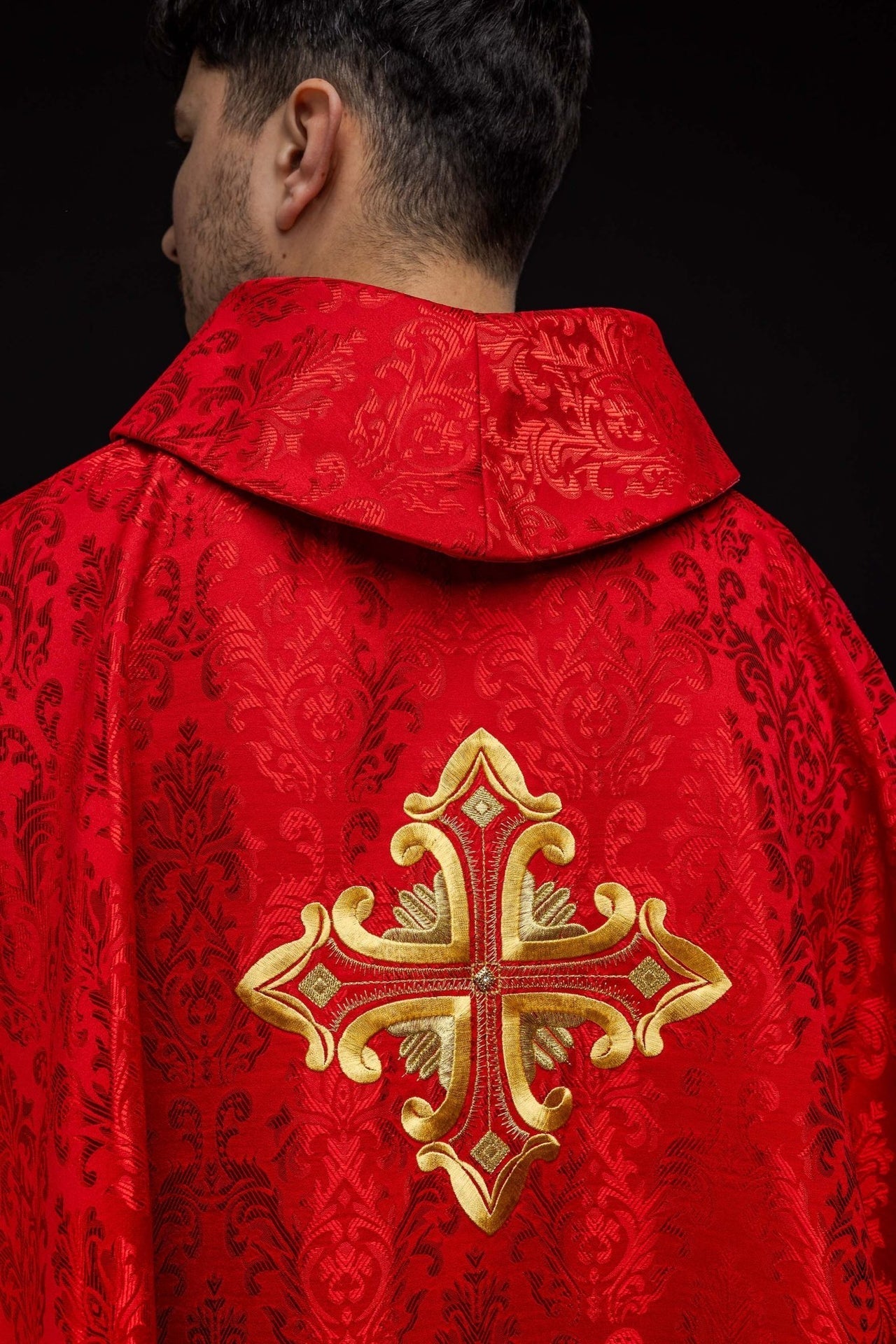 Ornat Liturgiczny Czerwony z Krzyżem i Złotym Haftem - SZATYLITURGICZNE.PL