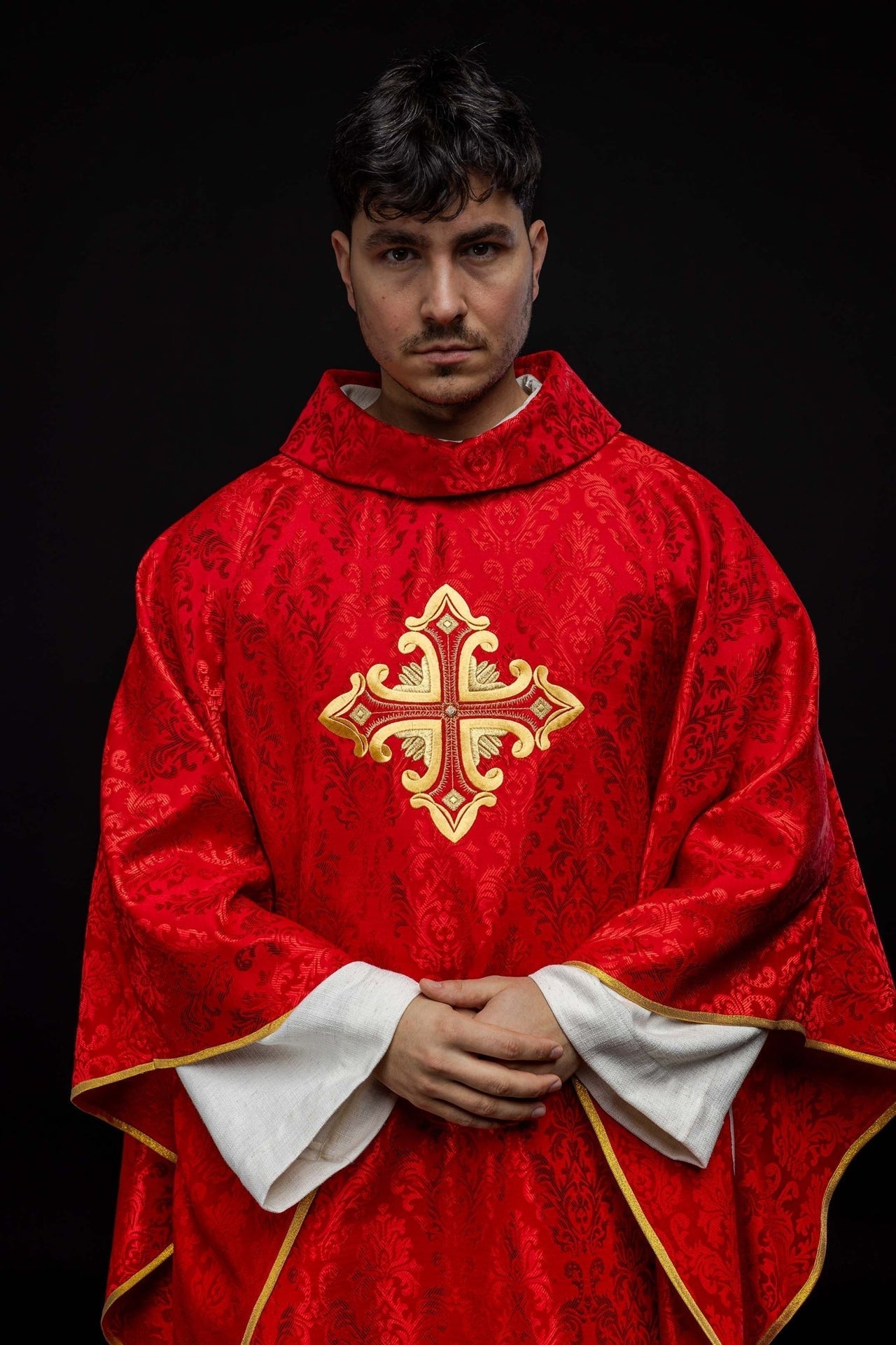Ornat Liturgiczny Czerwony z Krzyżem i Złotym Haftem - SZATYLITURGICZNE.PL
