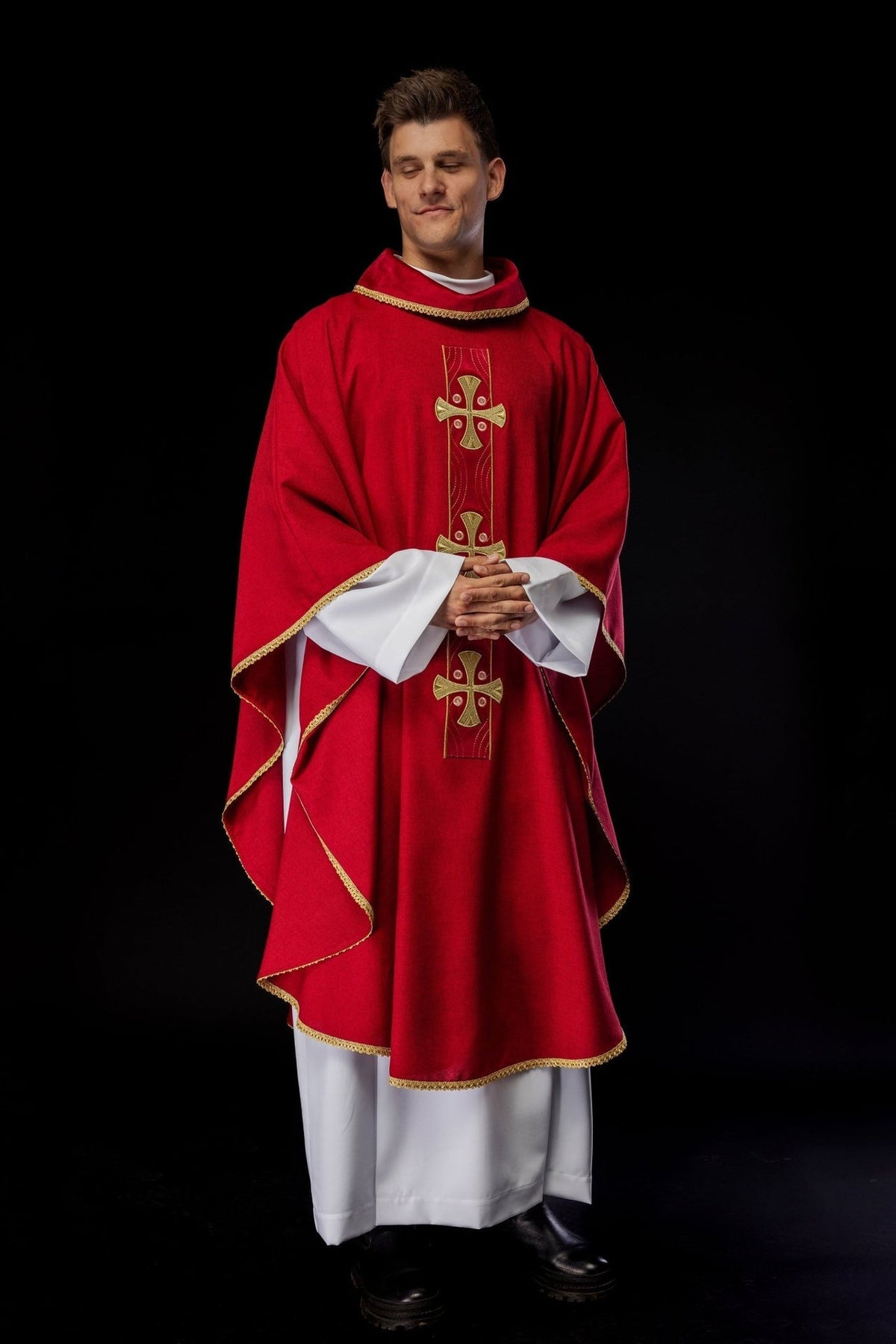 Ornat Liturgiczny Czerwony Złote Krzyże Haftowane - Polski Produkt - SZATYLITURGICZNE.PL