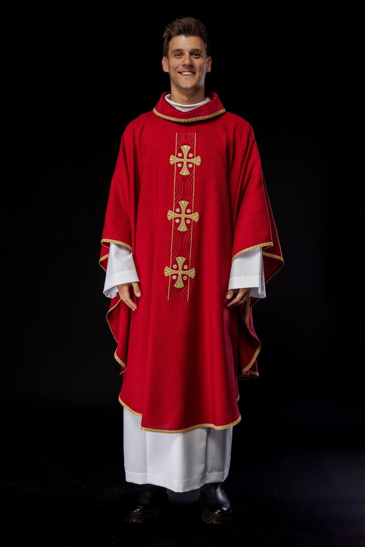 Ornat Liturgiczny Czerwony Złote Krzyże Haftowane - Polski Produkt - SZATYLITURGICZNE.PL