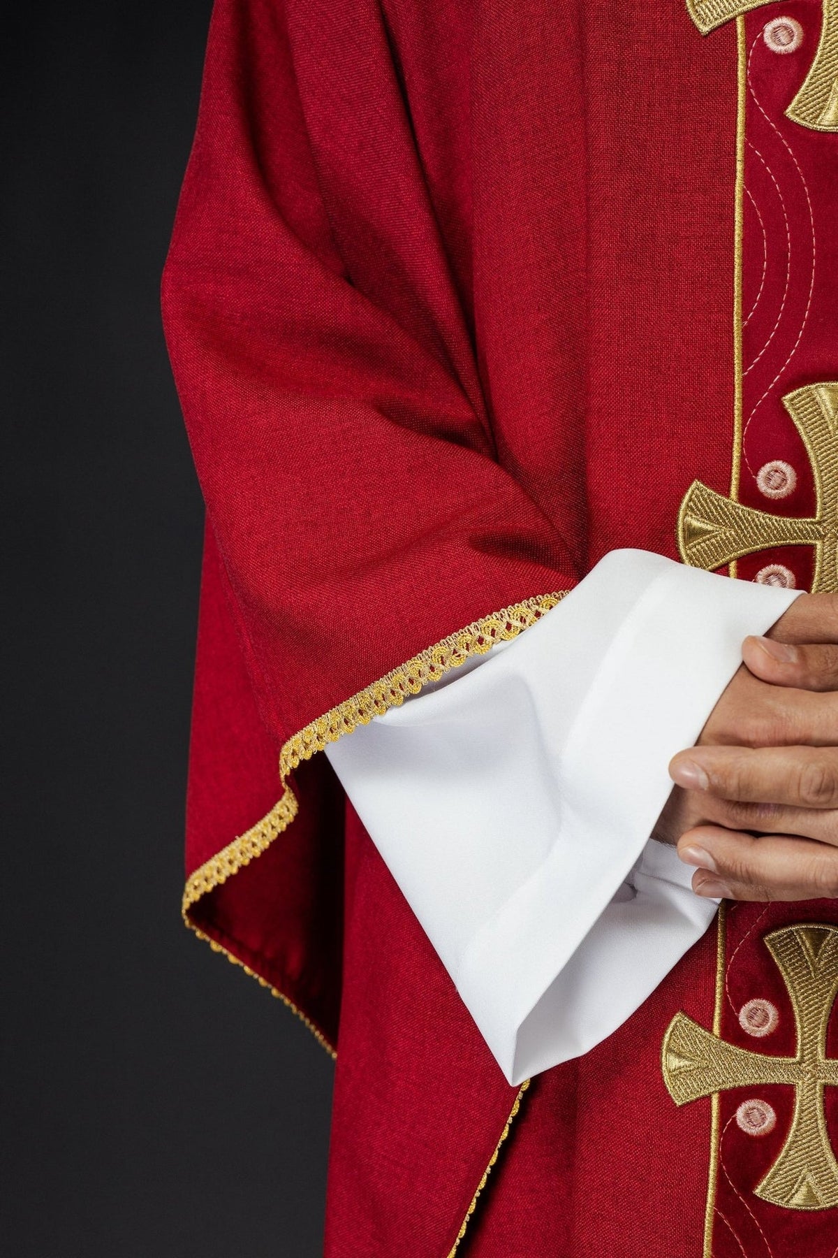 Ornat Liturgiczny Czerwony Złote Krzyże Haftowane - Polski Produkt - SZATYLITURGICZNE.PL