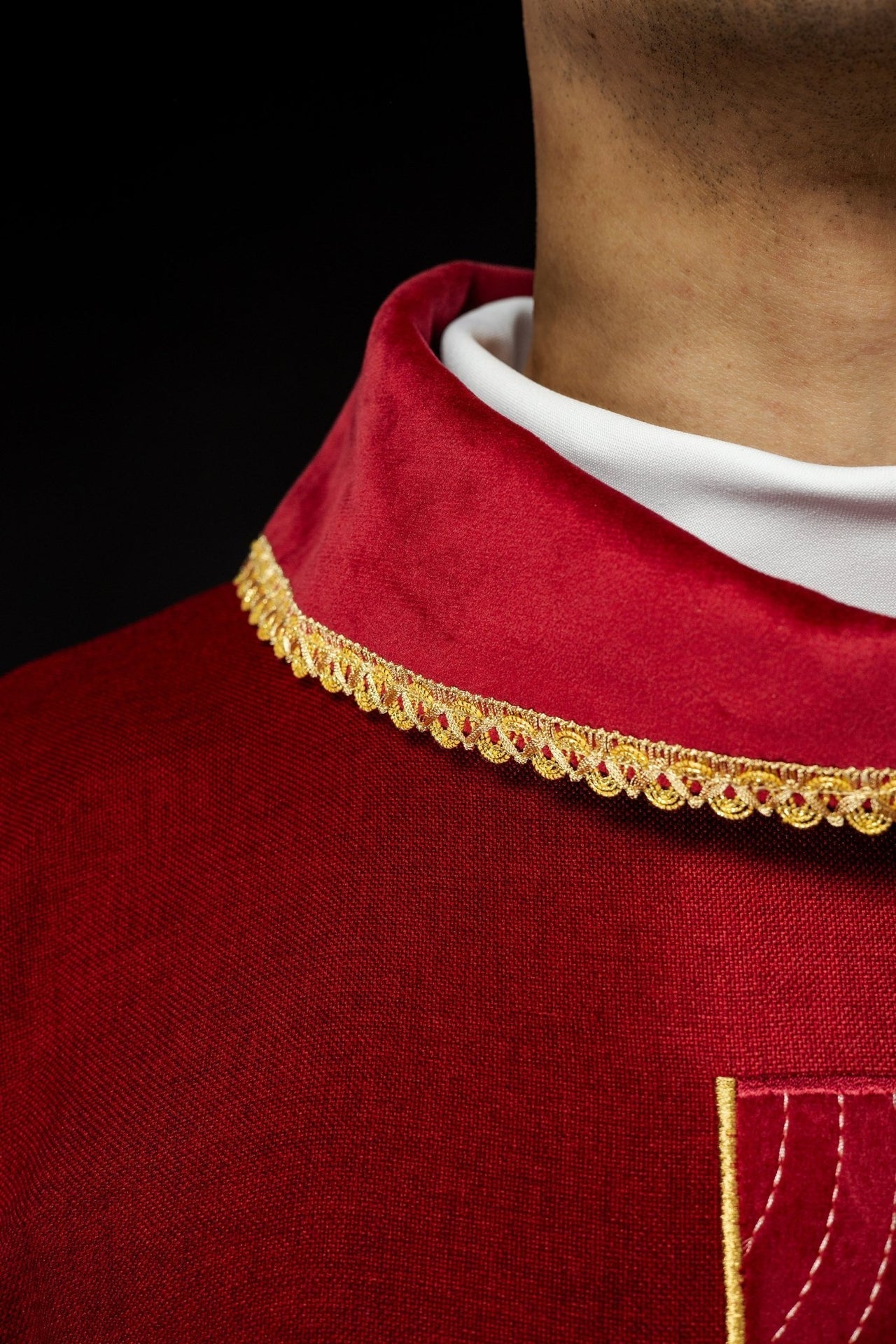 Ornat Liturgiczny Czerwony Złote Krzyże Haftowane - Polski Produkt - SZATYLITURGICZNE.PL