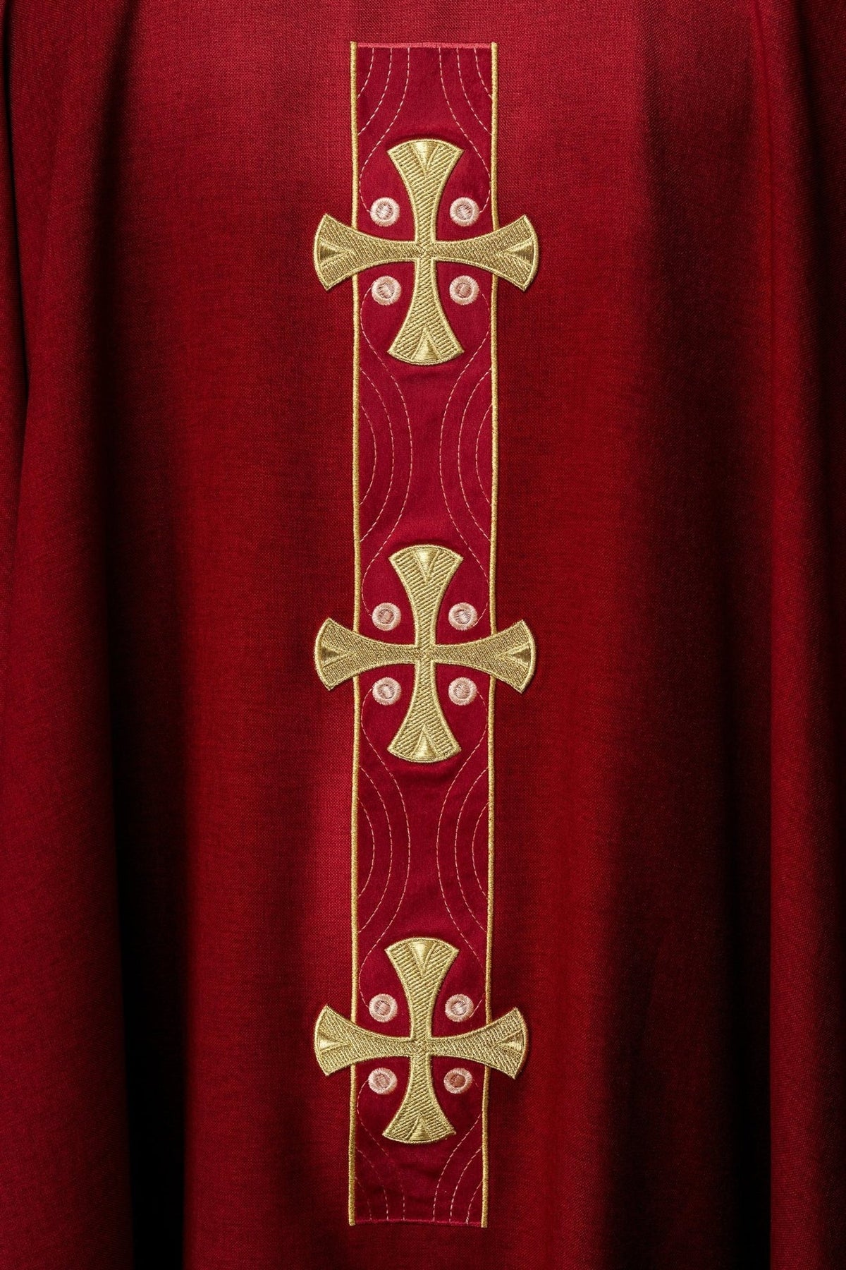 Ornat Liturgiczny Czerwony Złote Krzyże Haftowane - Polski Produkt - SZATYLITURGICZNE.PL