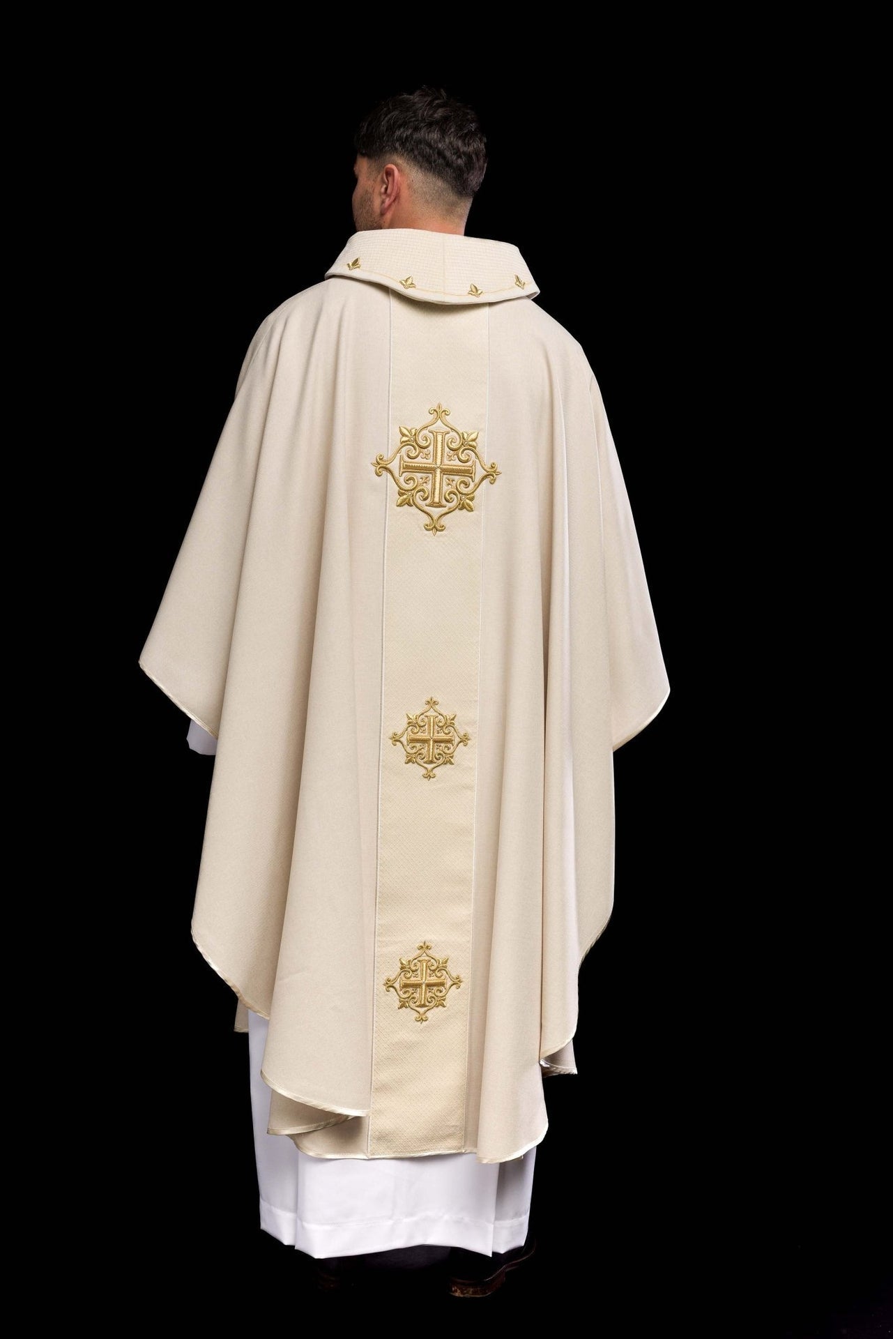 Ornat Liturgiczny Ecru Aksamitny z Haftem Krzyży - Polski Produkt - SZATYLITURGICZNE.PL